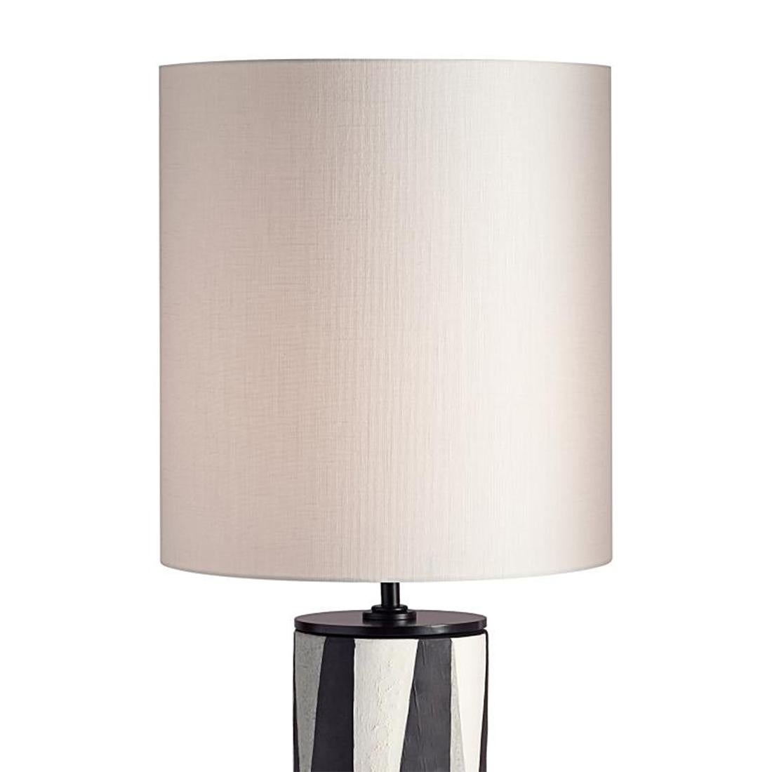 Table lamp Theo with earthenware base
with linen shade included. 1 bulb, lamp holder
type E27, max 40 watt. Bulb not included.
Also available in floor lamp Theo.