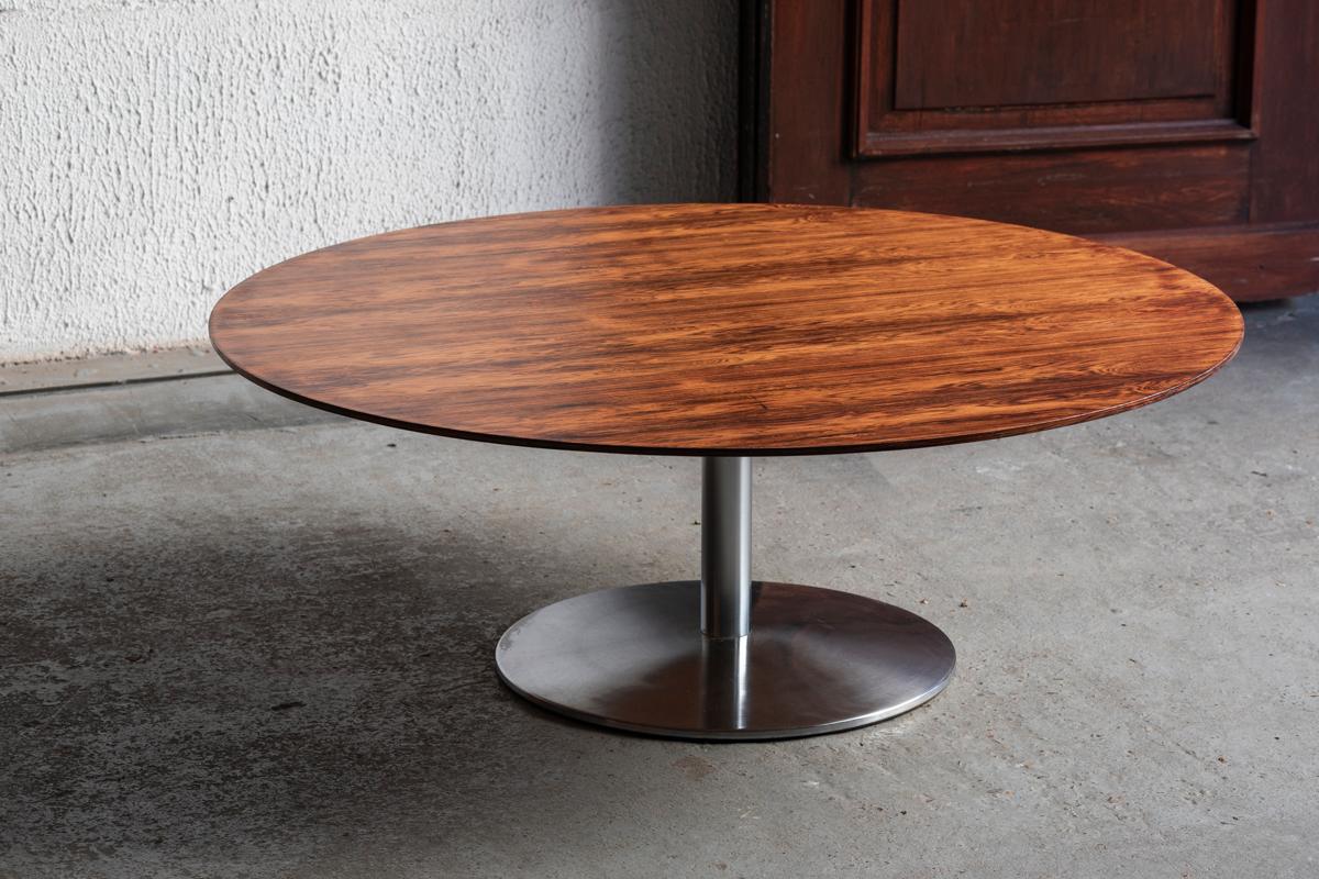 Rare coffee table, designed by Theo Tempelman and produced by AP Originals in Holland in the 1960’s. This large round table has a rosewood top on an aluminium chromed base. 

H: 44 cm
W: 120 cm
D: 120 cm

