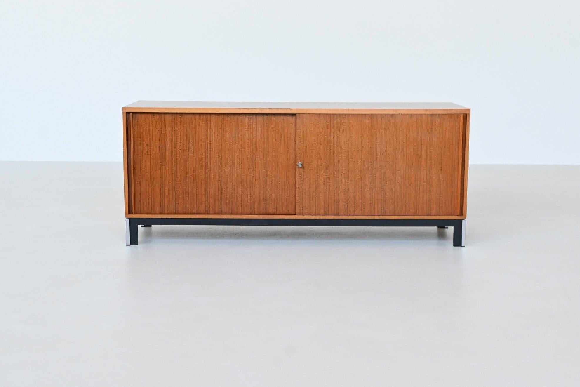 Precioso aparador diseñado por Theo Tempelman para AP Originals, Países Bajos 1960. Este aparador simétrico es una asombrosa representación del diseño holandés moderno de mediados de siglo. El aparador presenta un sofisticado exterior de nogal,