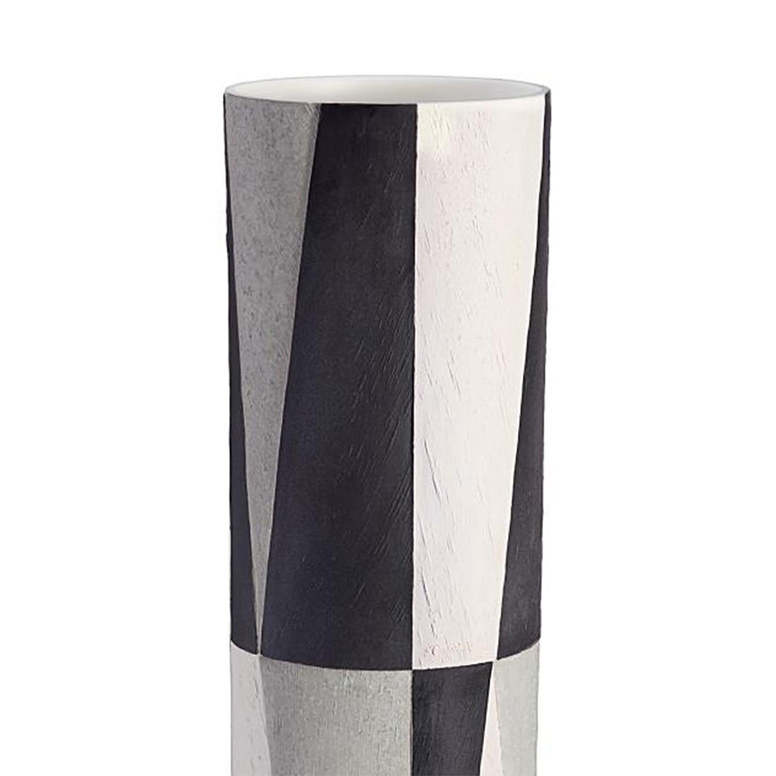 Vase Theo in earthenware.
Also available in table lamp Theo
and floor lamp Theo.