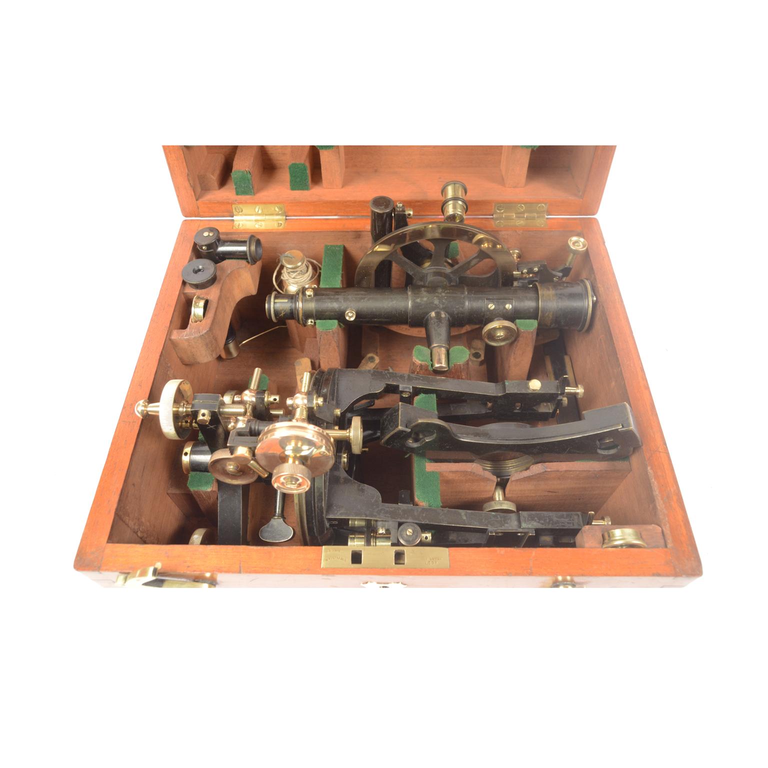 Theodolite of Burnished Brass Signed Casella Second Half of the 19th Century In Good Condition In Milan, IT