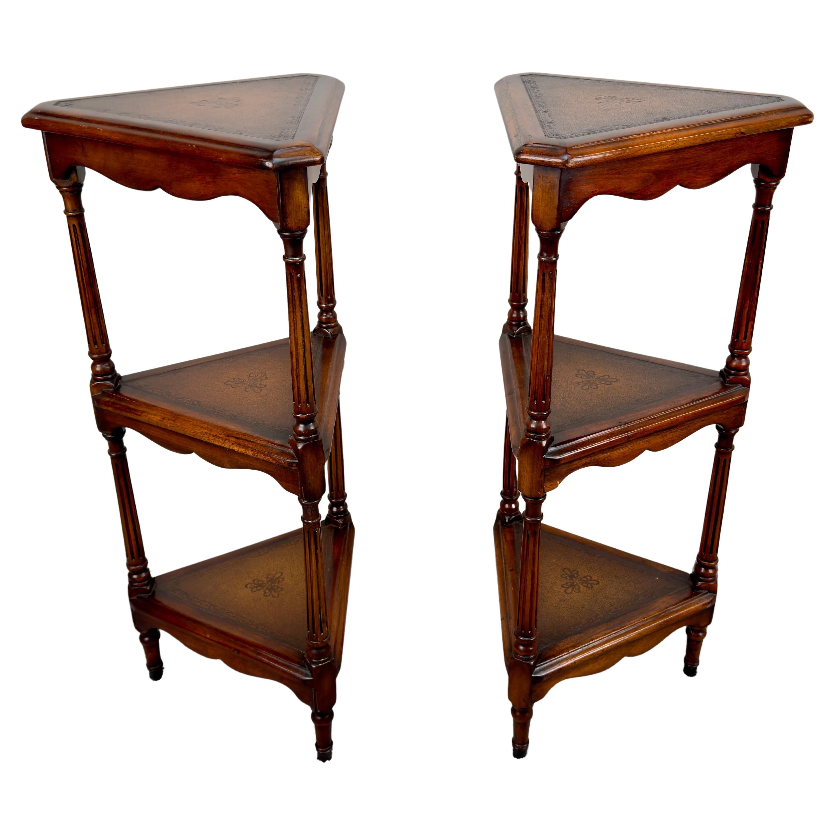 Pedestal o Estantería de 3 niveles estilo Regencia de Hollywood Theodore Alexander , un par