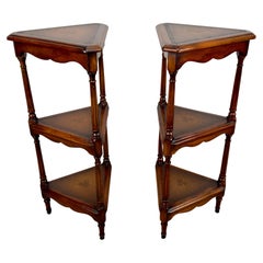 Pedestal o Estantería de 3 niveles estilo Regencia de Hollywood Theodore Alexander , un par