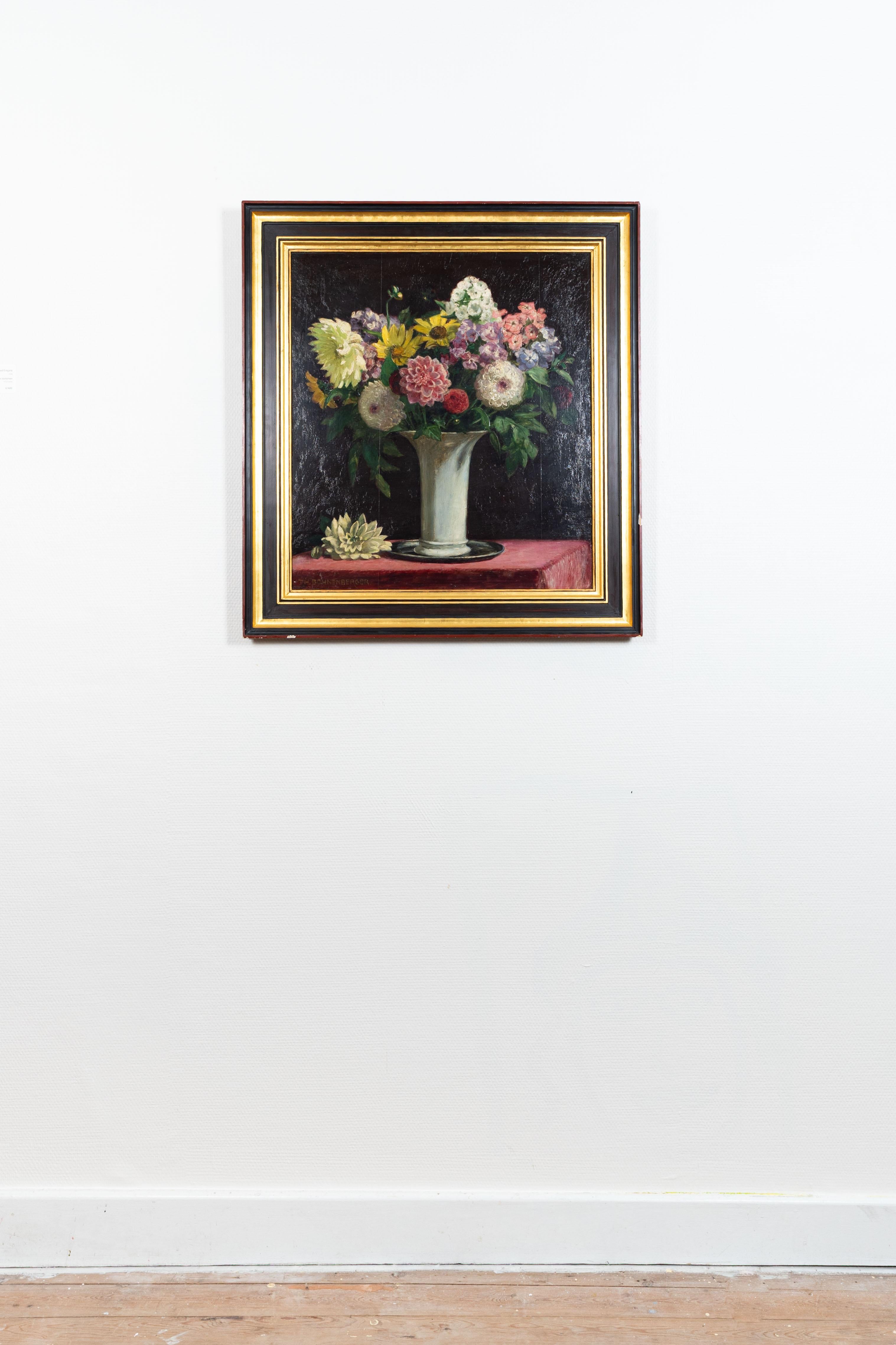 Pintura de bodegón de un jarrón con flores (dalias) sobre un plato de plata - Still-Life Painting Negro de Theodor Bohnenberger