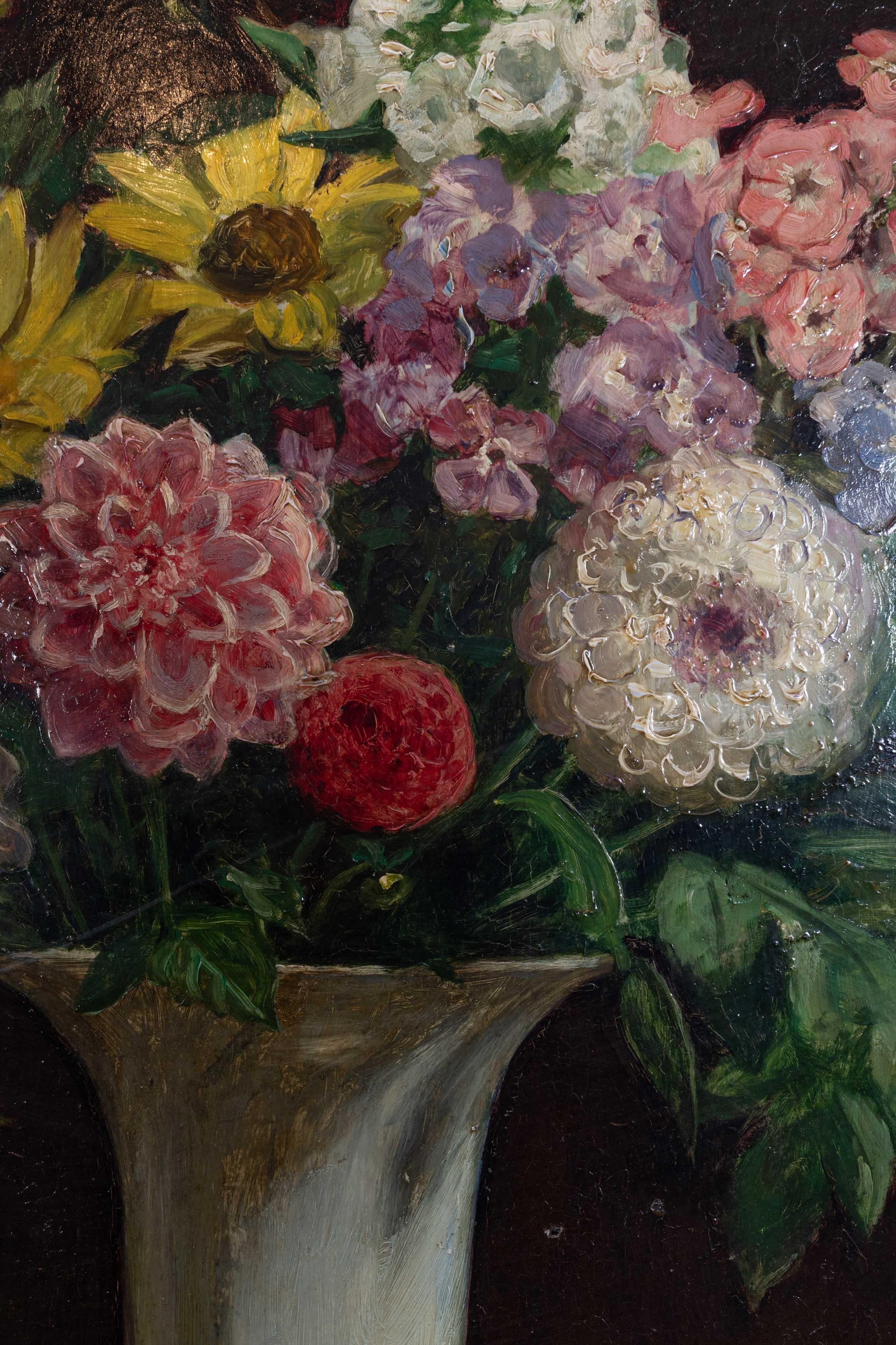 Pintura de bodegón de un jarrón con flores (dalias) sobre un plato de plata en venta 1