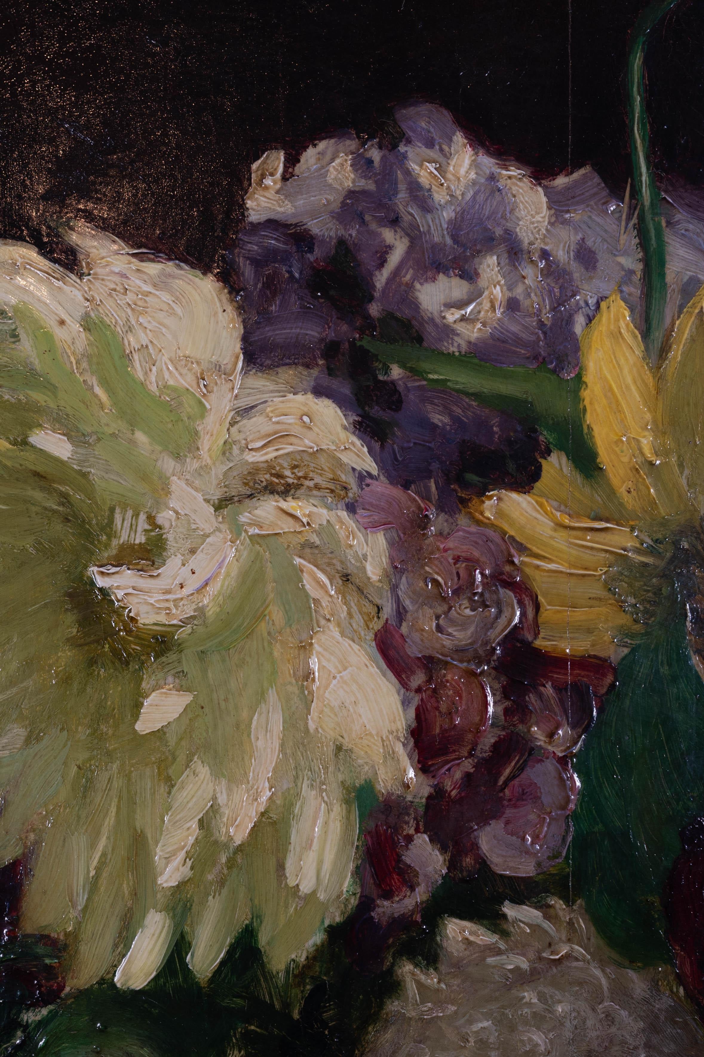 Pintura de bodegón de un jarrón con flores (dalias) sobre un plato de plata en venta 2