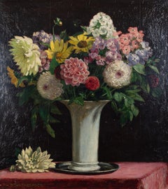 Pintura de bodegón de un jarrón con flores (dalias) sobre un plato de plata