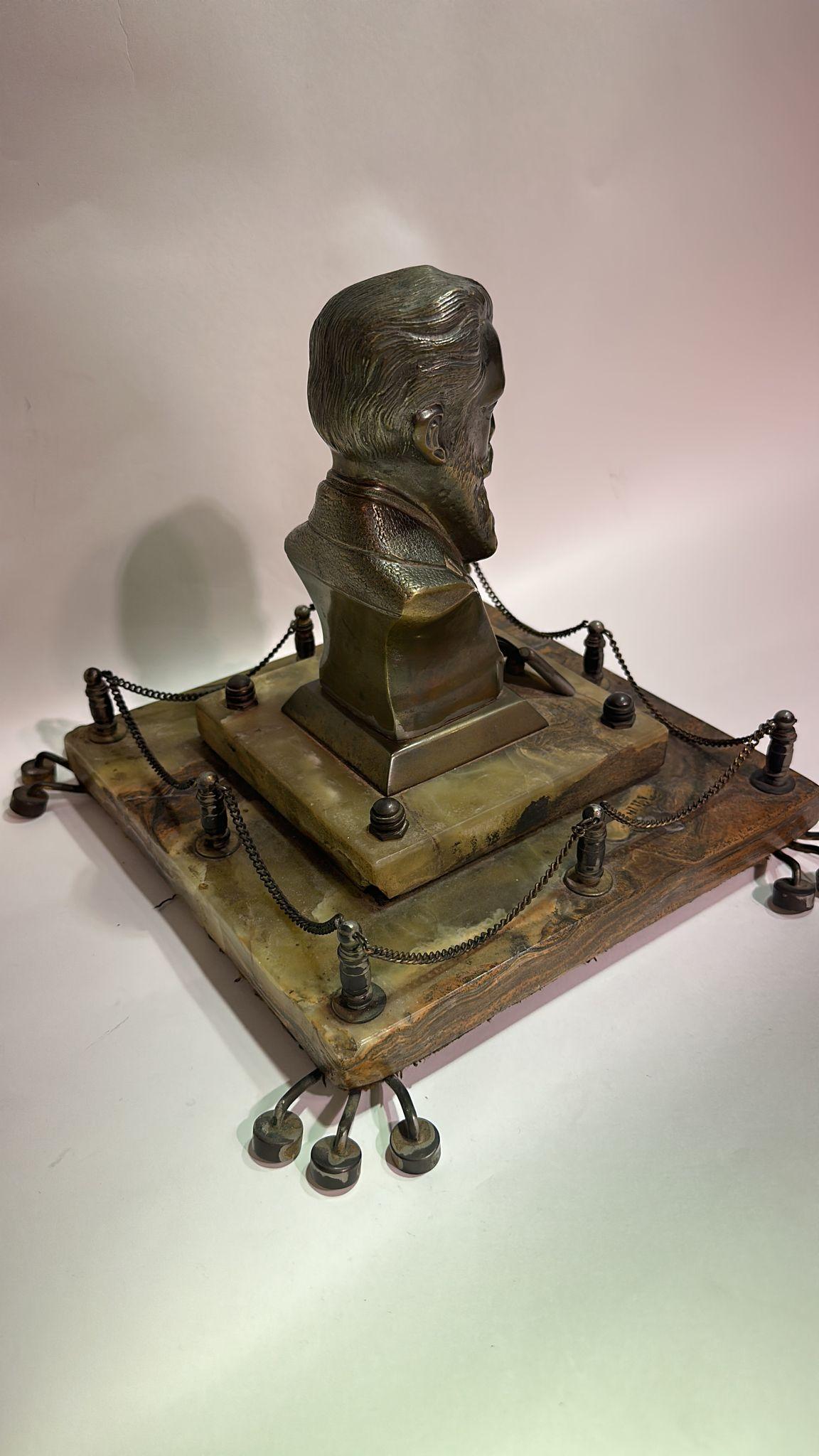 Si tratta di un busto in bronzo viennese di Theodor Herzl, il fondatore del sionismo moderno, noto per la sua leadership visionaria e il suo profondo impatto sulla storia ebraica. Il busto riprende i tratti distintivi di Herzl, tra cui l'iconica