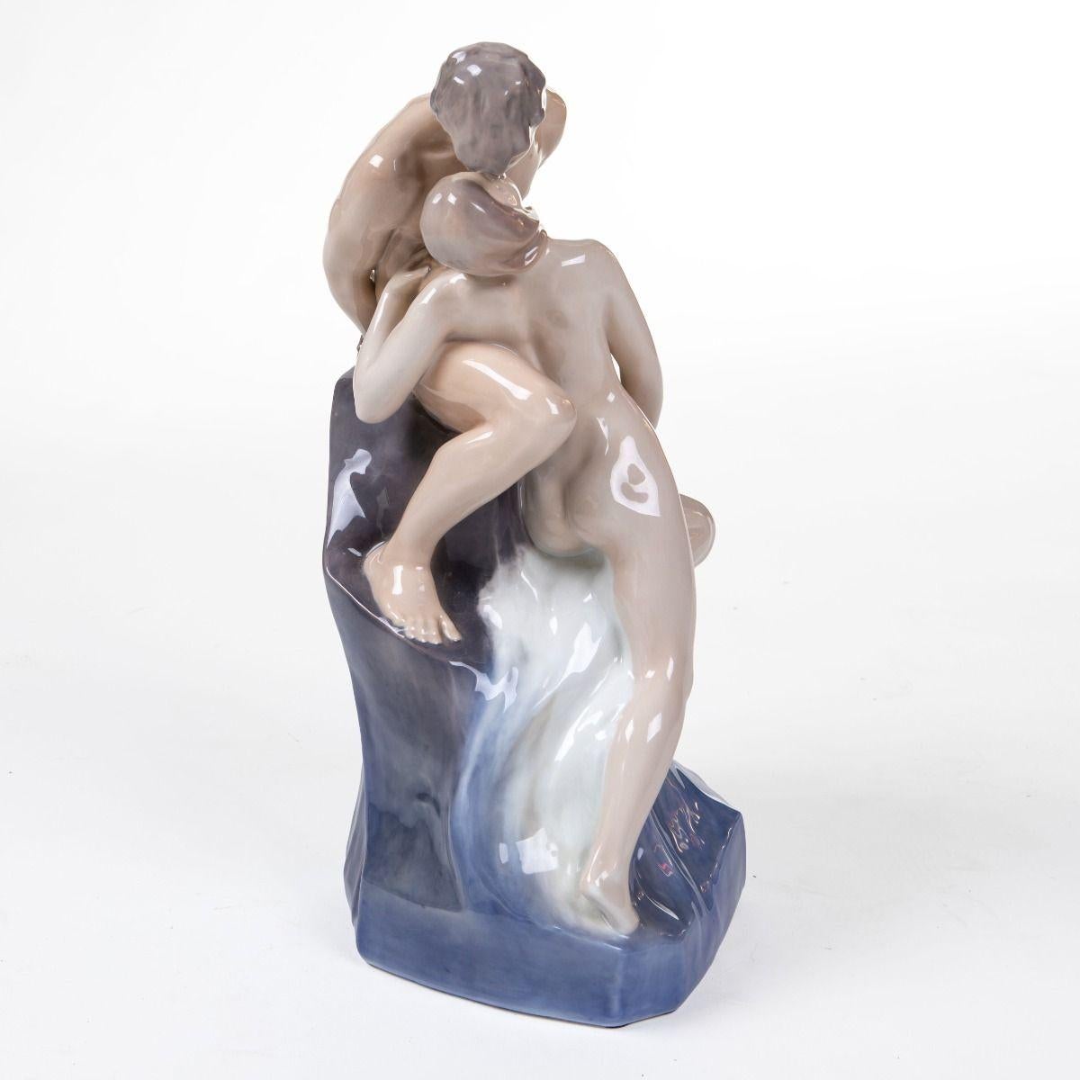 Theodor Lundberg - La vague et le rocher (La vague et la plage), Royal Copenhagen

Theodor Lundberg (1852-1926)
Grand groupe de figurines en porcelaine produit par Royal Copenhagen, modèle no. 1132. Exécuté en porcelaine et décoré en couleurs sous
