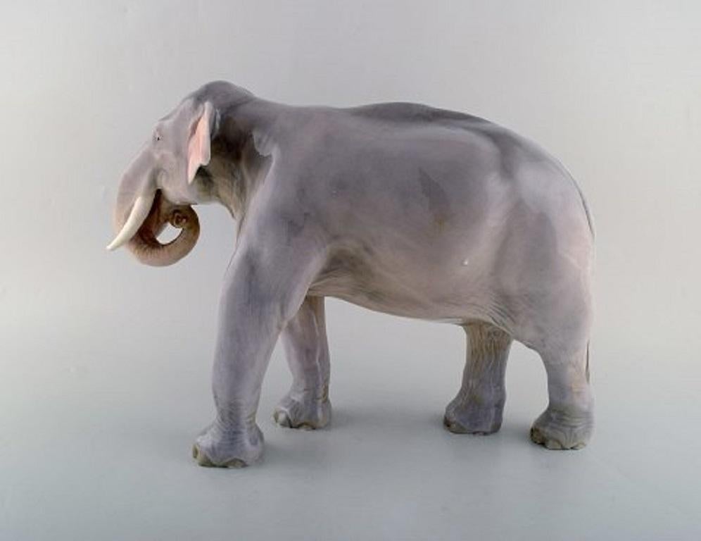 Danois Theodor Madsen pour Royal Copenhagen:: Figurine rare en porcelaine:: Éléphant colossal en vente