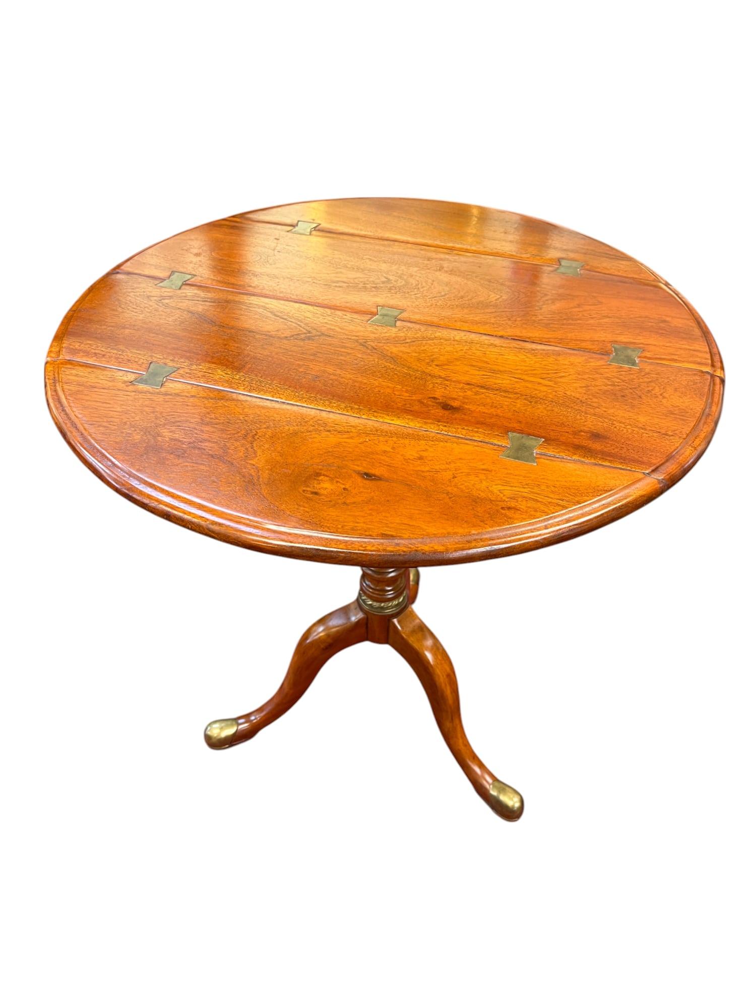 Mesa de pedestal estilo Regencia Theodore Alaxander con incrustaciones de latón Hecho a mano en venta