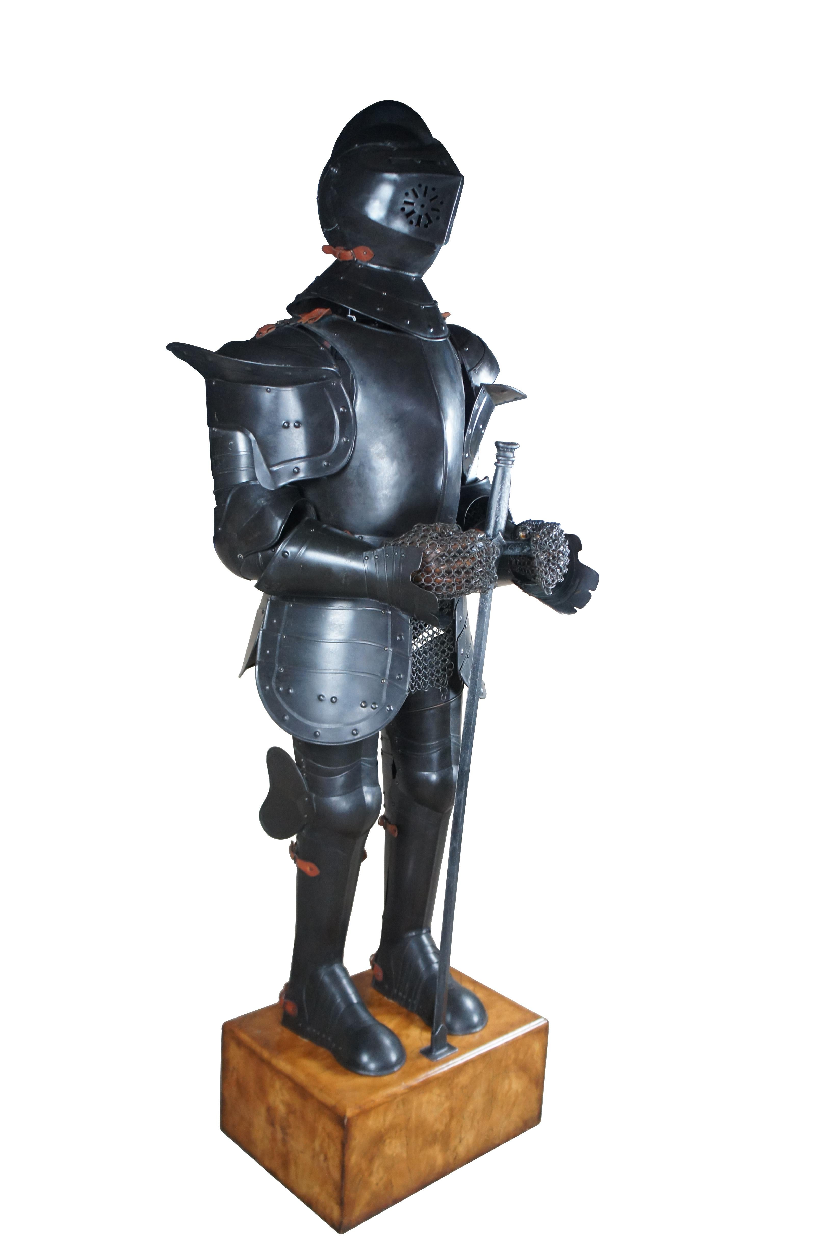 Armure médiévale de Theodore Alexander. Il s'inspire d'un costume allemand original du XVIe siècle qui a été vendu aux enchères pour plus de 50 000 dollars. Vente au détail 18 000 $.

Une armure en bronze martelé, avec un casque et une visière à