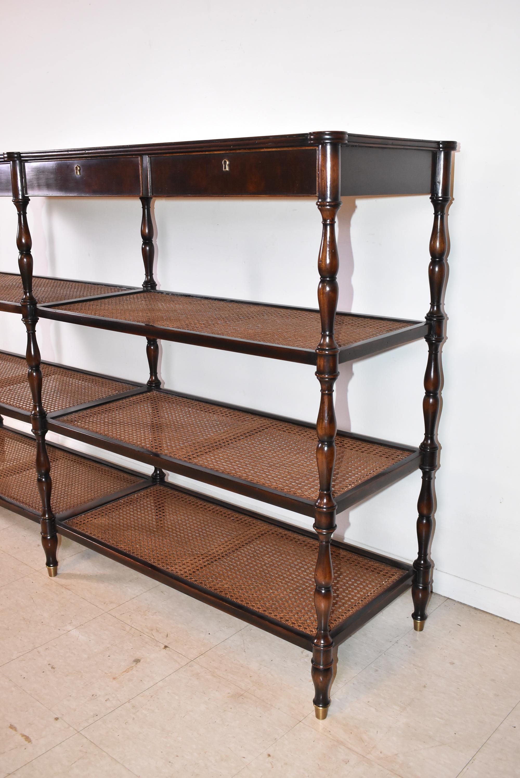 Grande scaffale a giorno etagere a 3 livelli in noce di Theodore Alexander. Il pezzo è dotato di ripiani in canna con vetro sulla parte superiore,  gambe a fuso tornite, 4 cassetti a coda di rondine con interni in legno di radica e un piano con