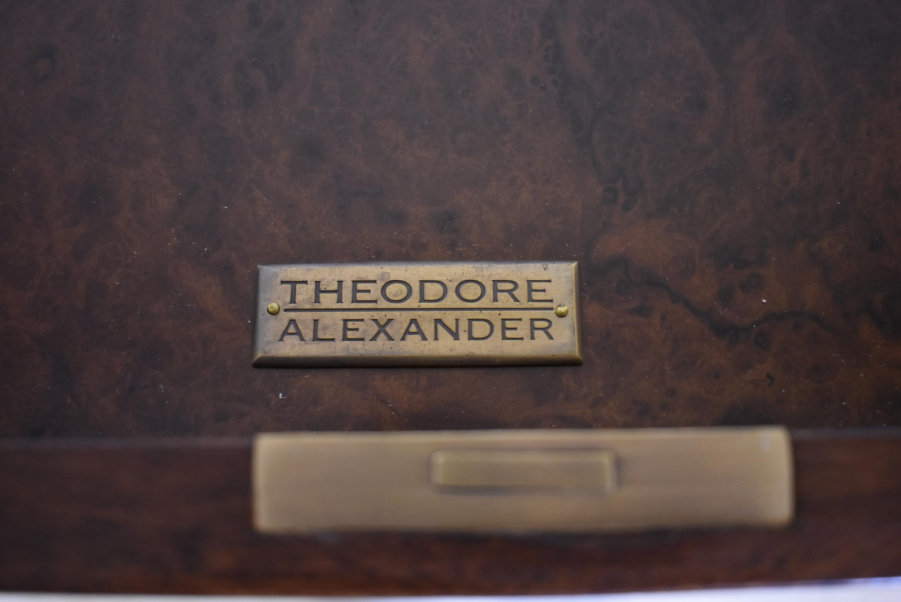 Theodore Alexander, scaffalatura a 3 piani in noce e canna in vendita 4