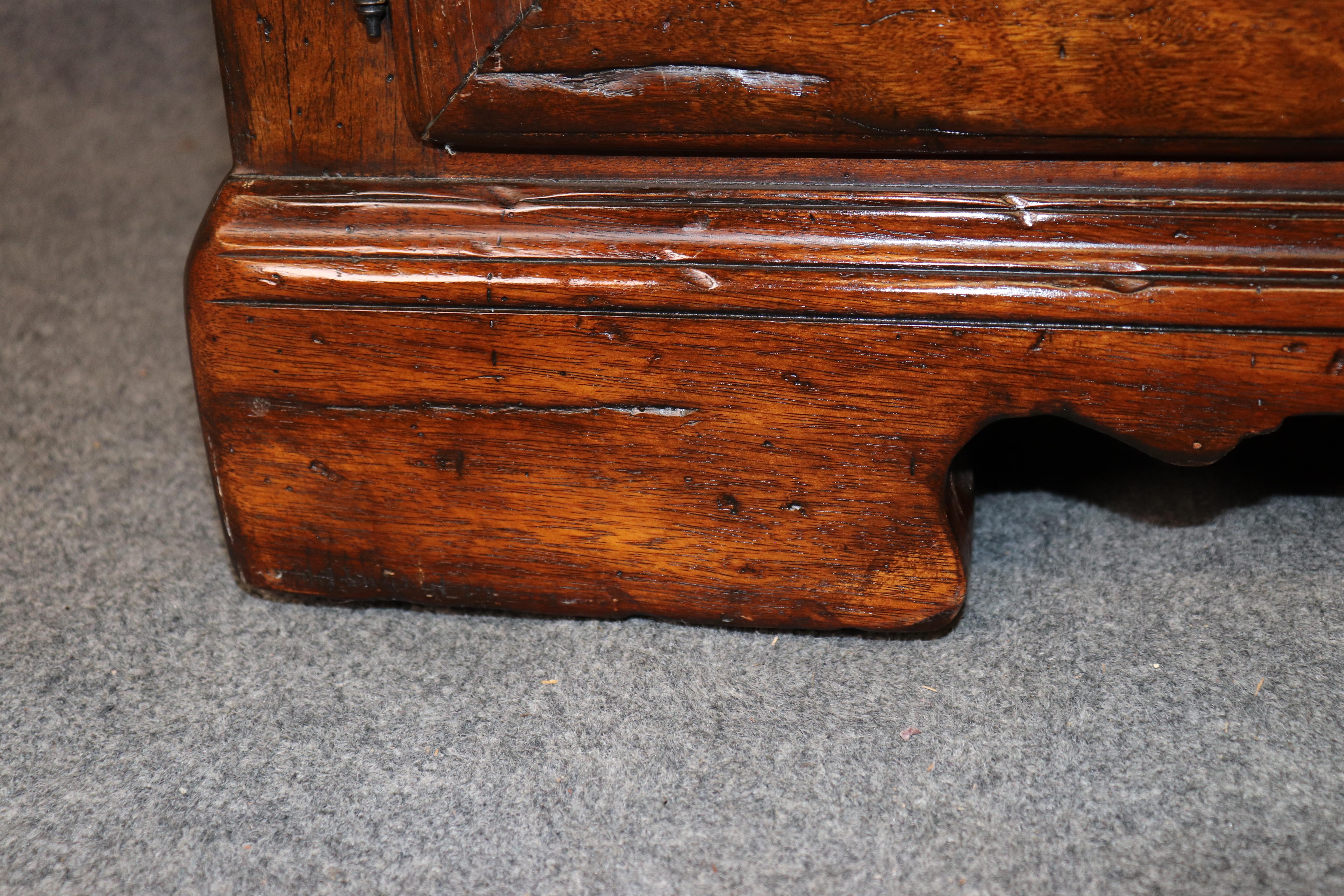 Theodore Alexander Aparador Antiguo Wood Castle Colección Bromwich con Incrustaciones en venta 8