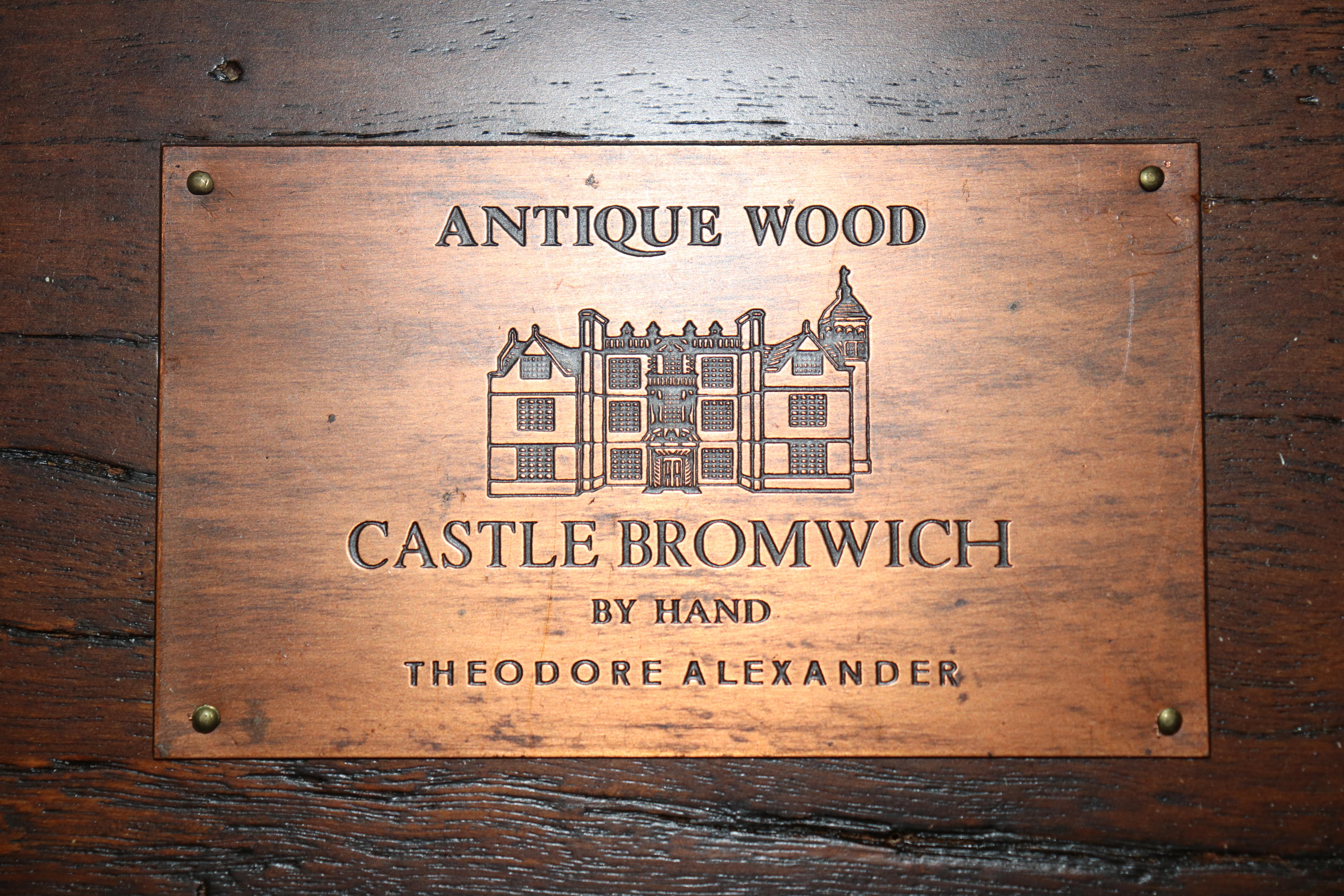 Theodore Alexander Aparador Antiguo Wood Castle Colección Bromwich con Incrustaciones en venta 10