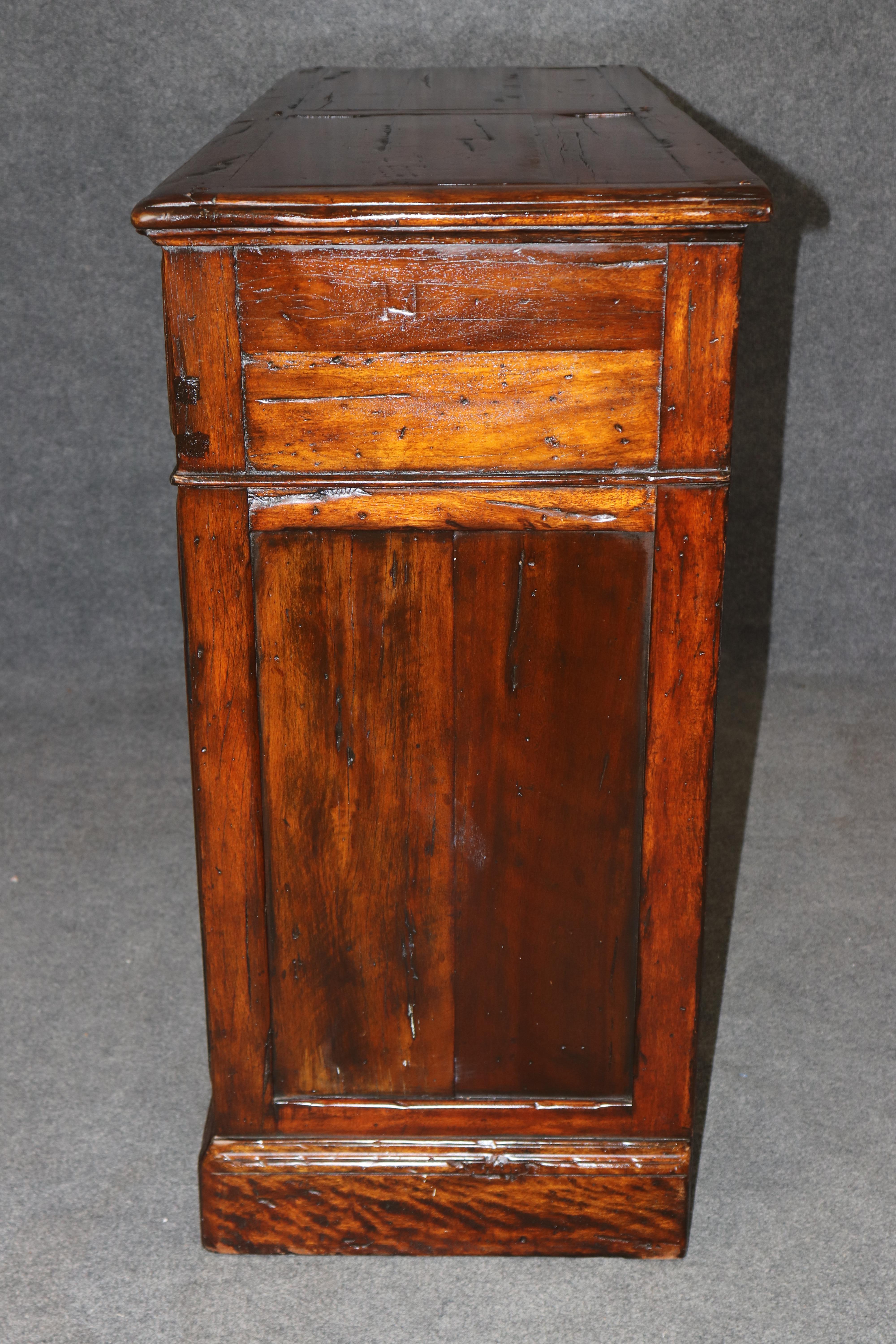 Theodore Alexander Aparador Antiguo Wood Castle Colección Bromwich con Incrustaciones Desconocido en venta