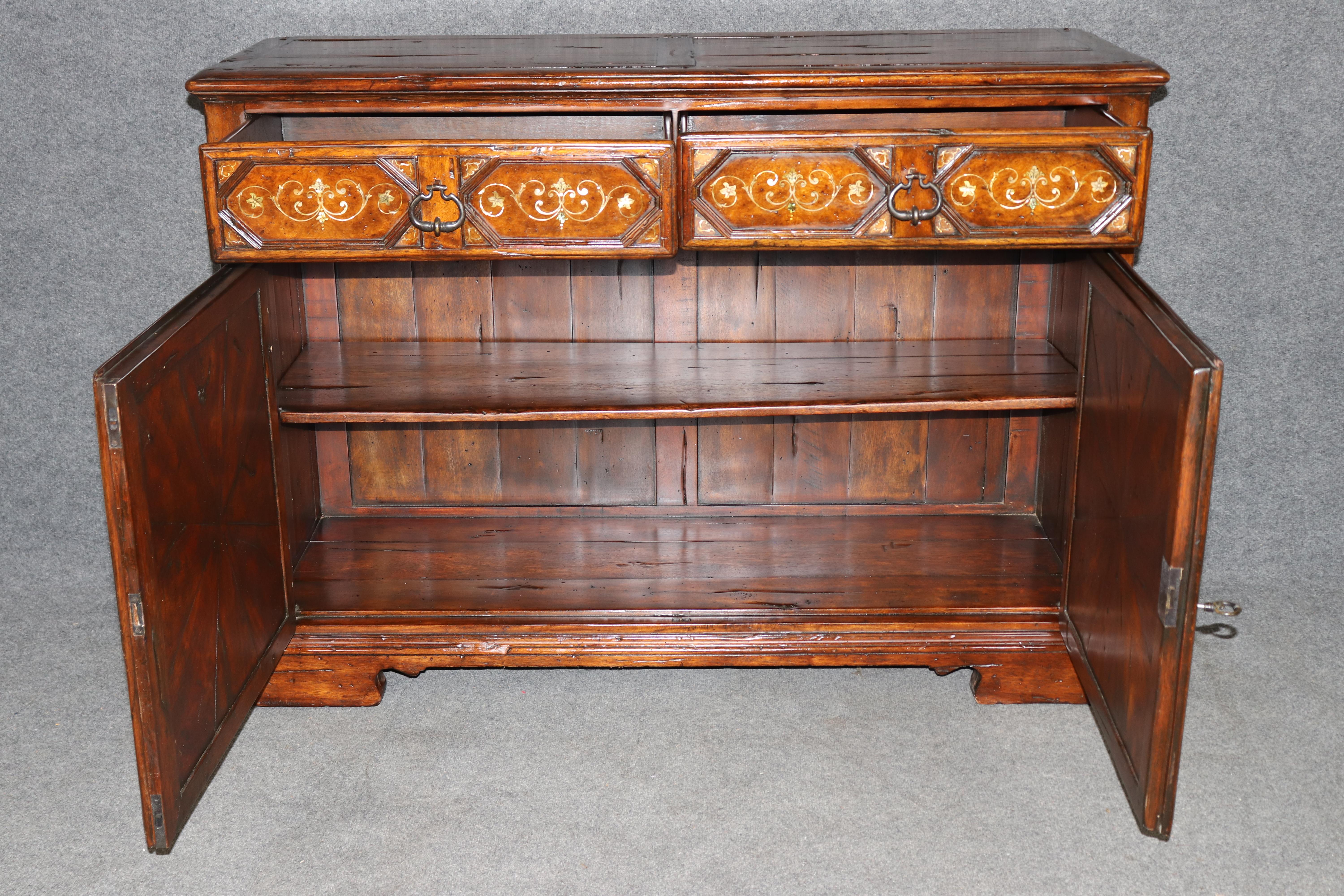 Theodore Alexander Aparador Antiguo Wood Castle Colección Bromwich con Incrustaciones siglo XX en venta