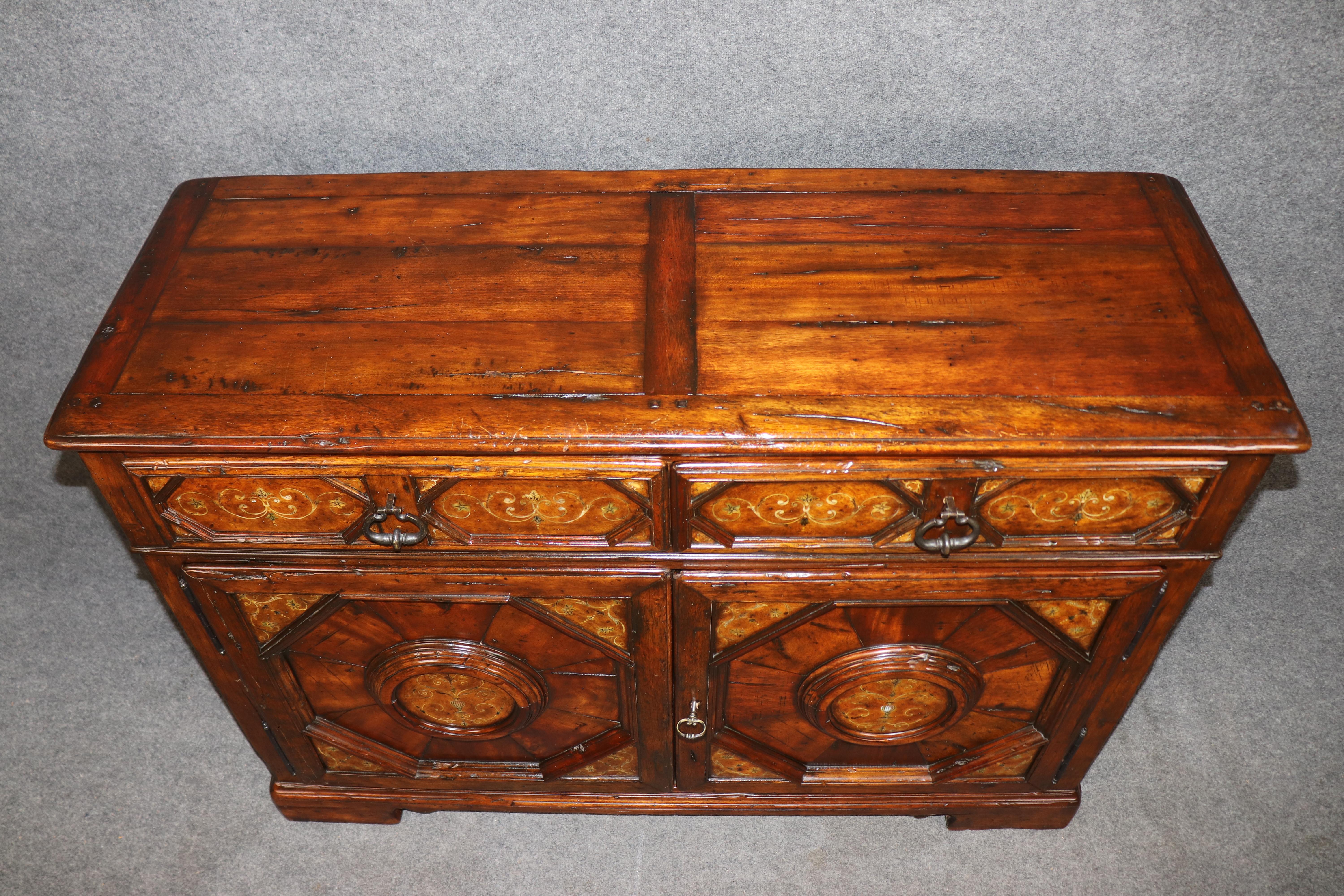 Theodore Alexander Aparador Antiguo Wood Castle Colección Bromwich con Incrustaciones Madera en venta