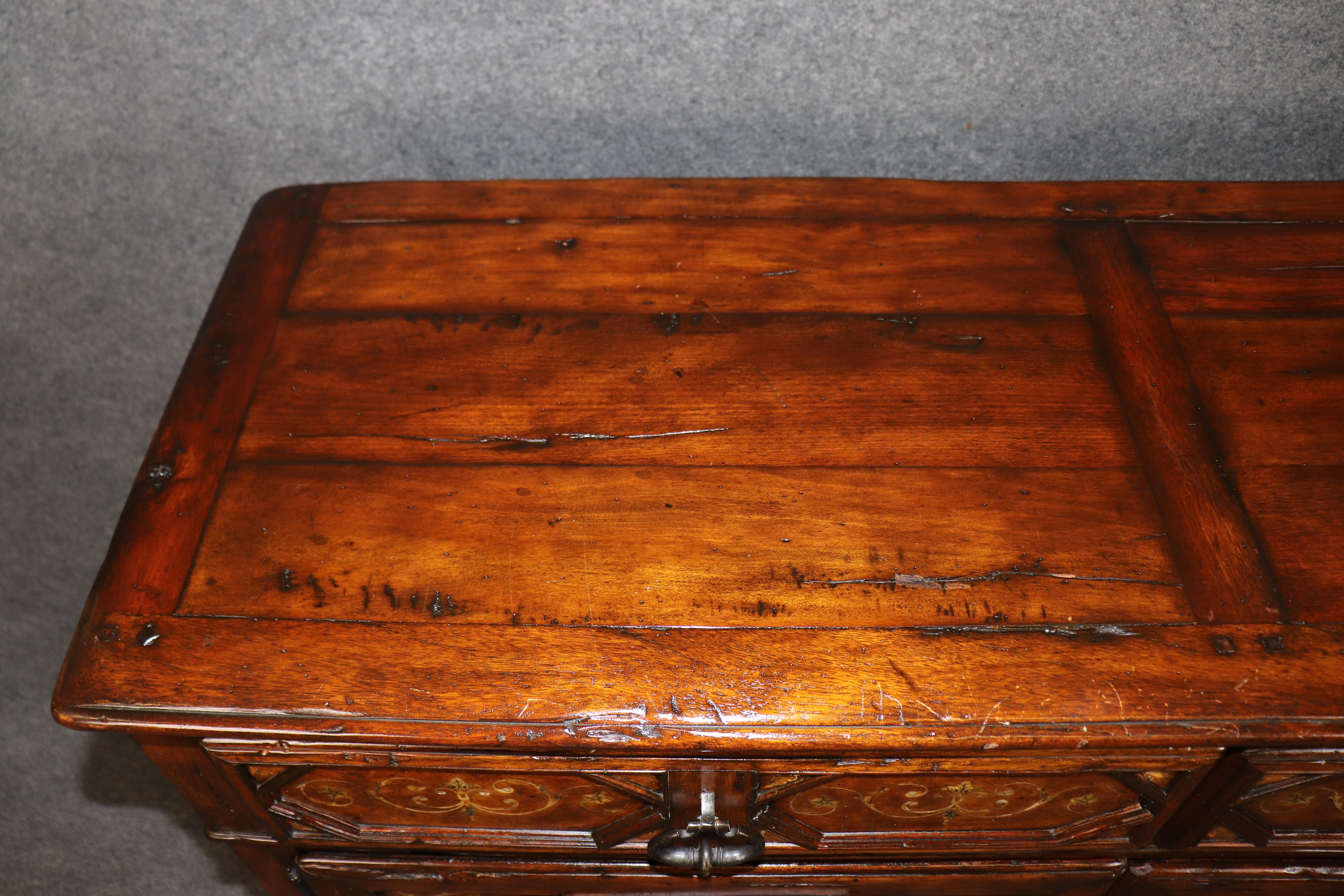 Theodore Alexander Aparador Antiguo Wood Castle Colección Bromwich con Incrustaciones en venta 1