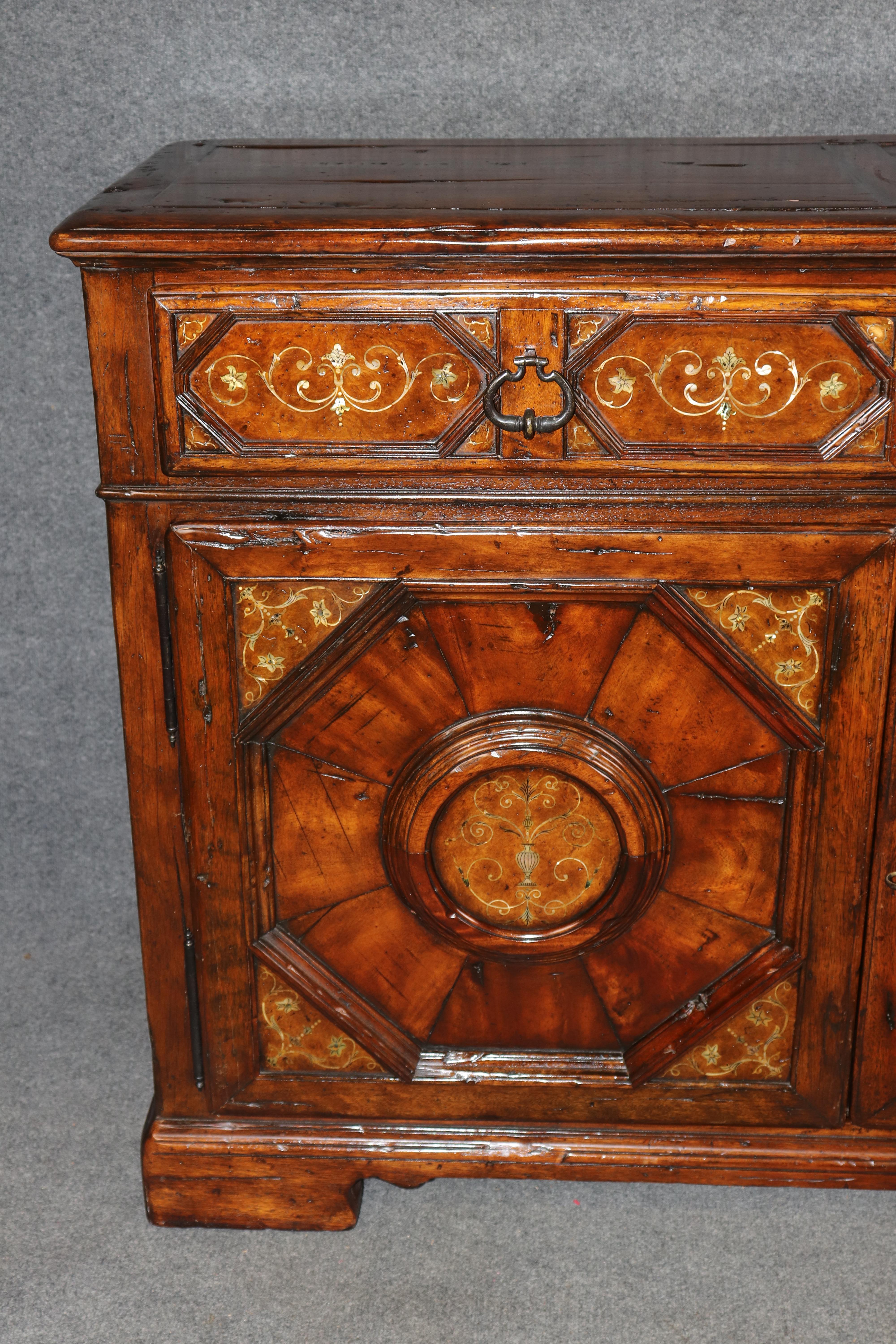 Theodore Alexander Aparador Antiguo Wood Castle Colección Bromwich con Incrustaciones en venta 2