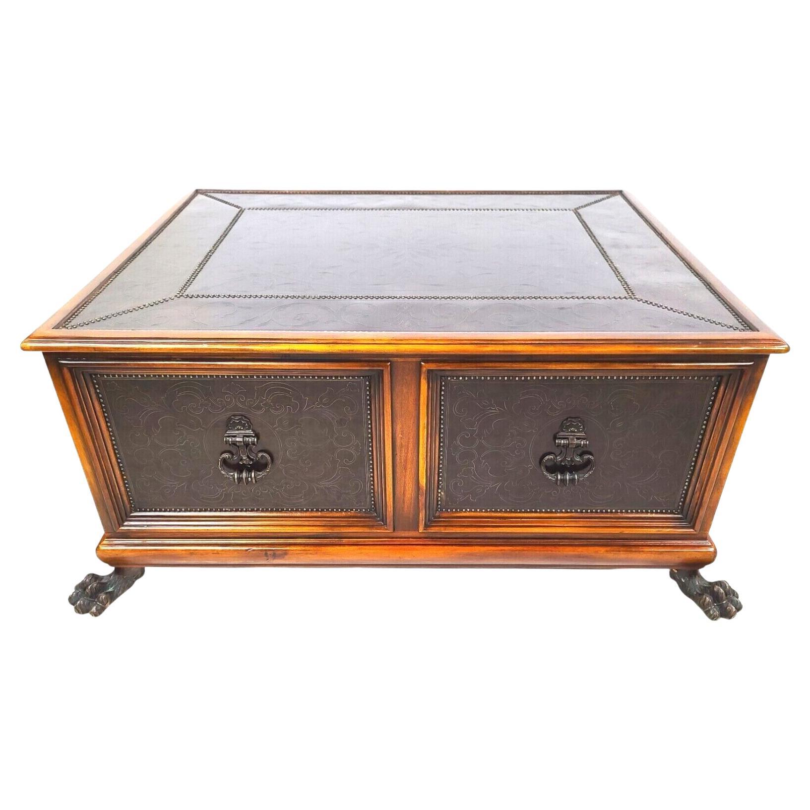 Cocktail Tables in ottone acidato della collezione Armoury di Theodore Alexander