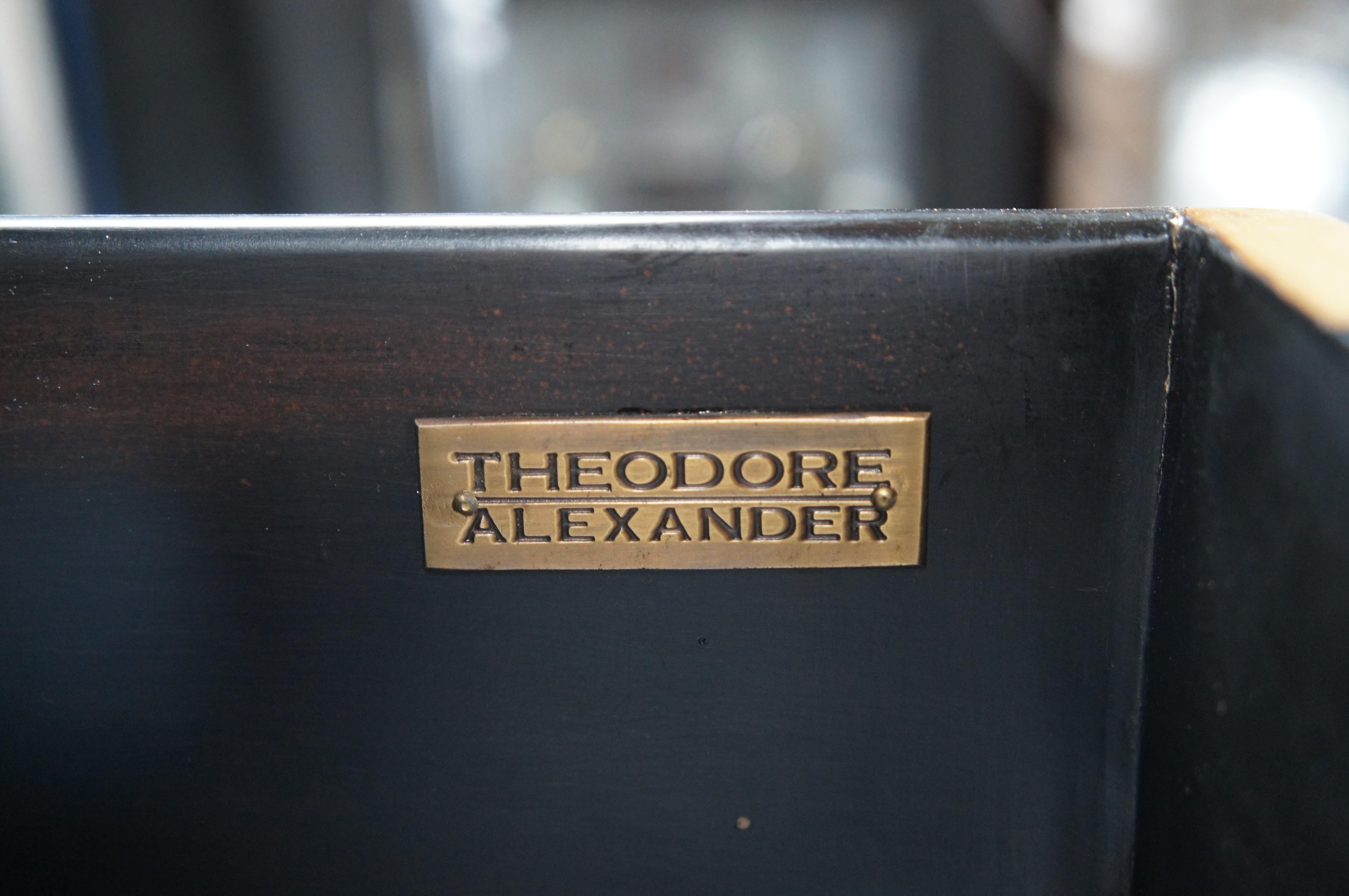 20ième siècle Table de nuit en acajou français Theodore Alexander Ateliers De La Madeleine en vente