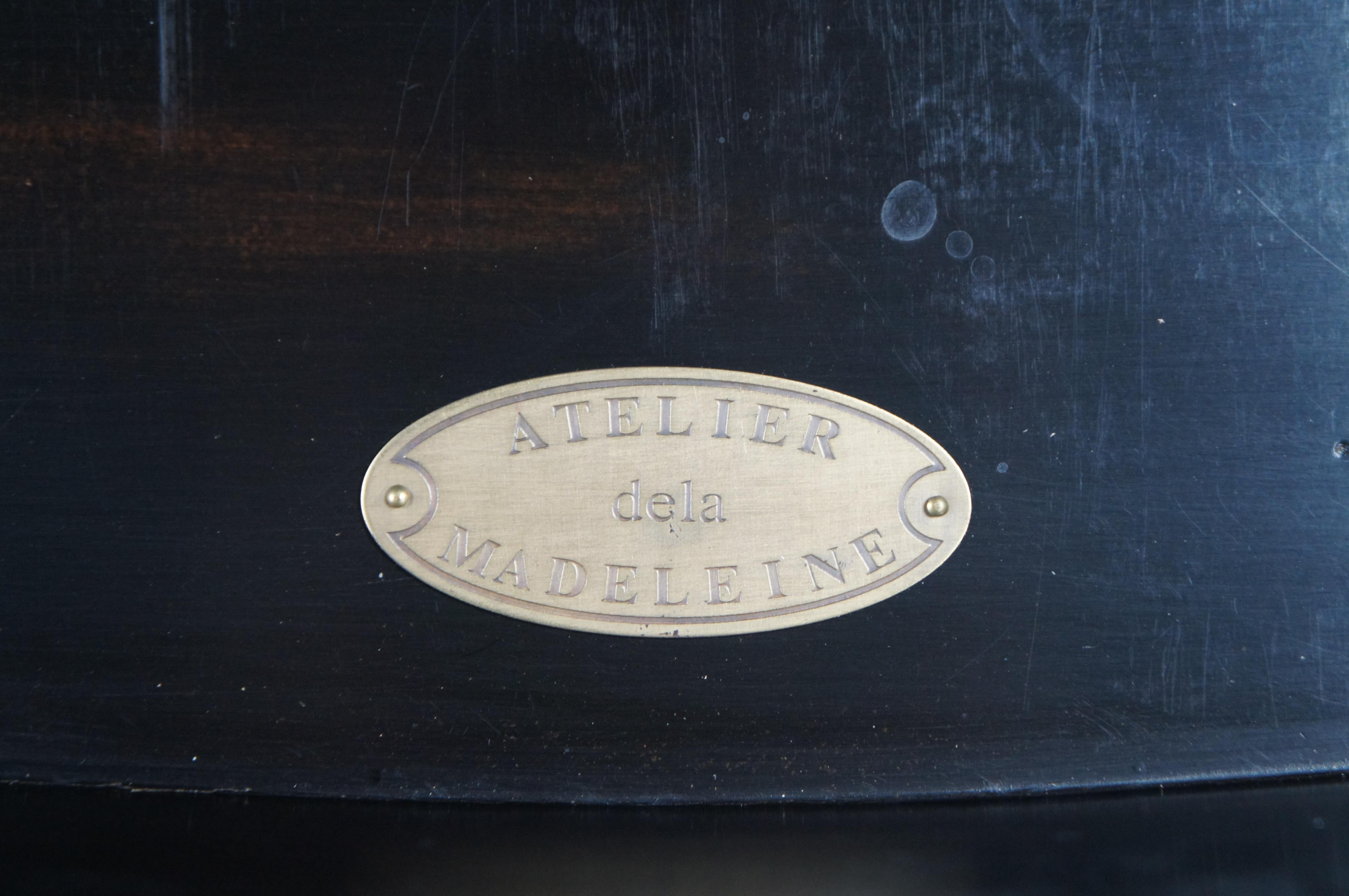 Acajou Table de nuit en acajou français Theodore Alexander Ateliers De La Madeleine en vente