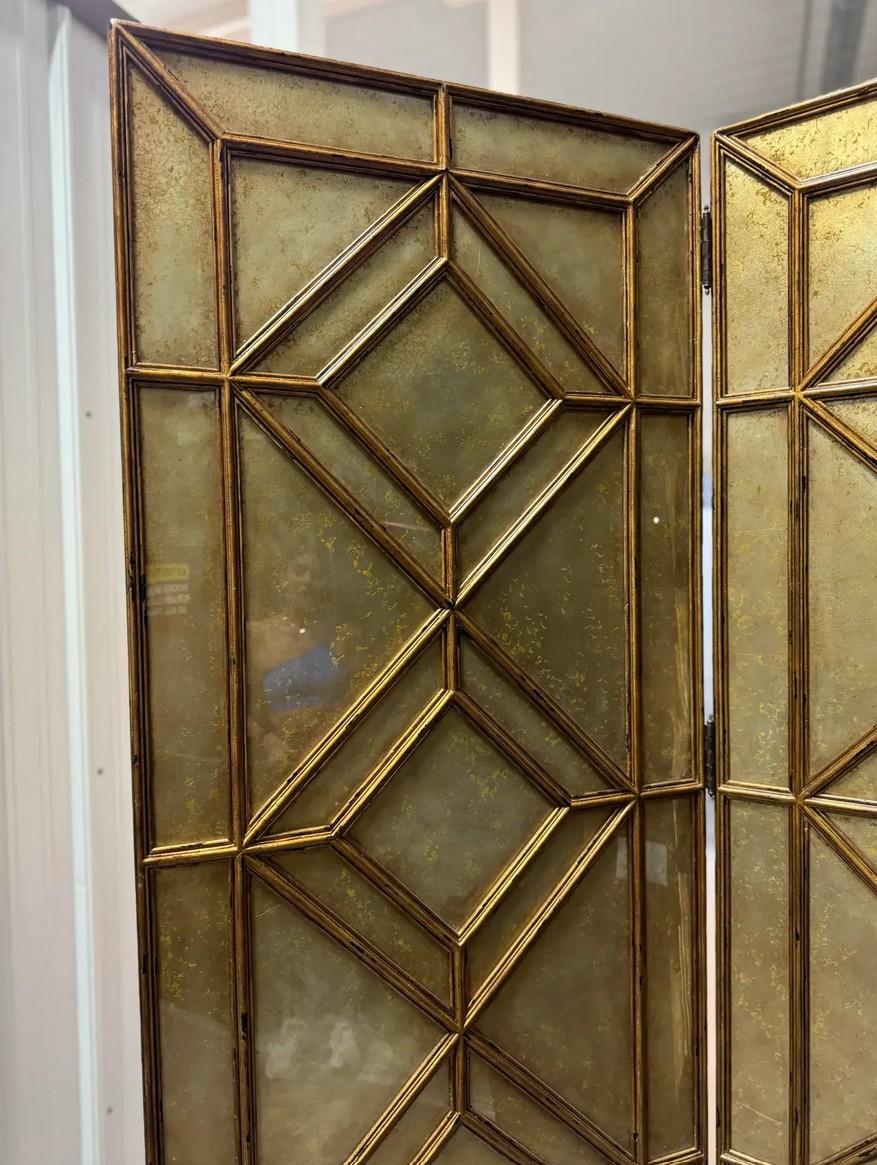 Hollywood Regency Theodore Alexander attribuito a due pannelli con motivo a diamante e paravento in foglia d'oro in vendita