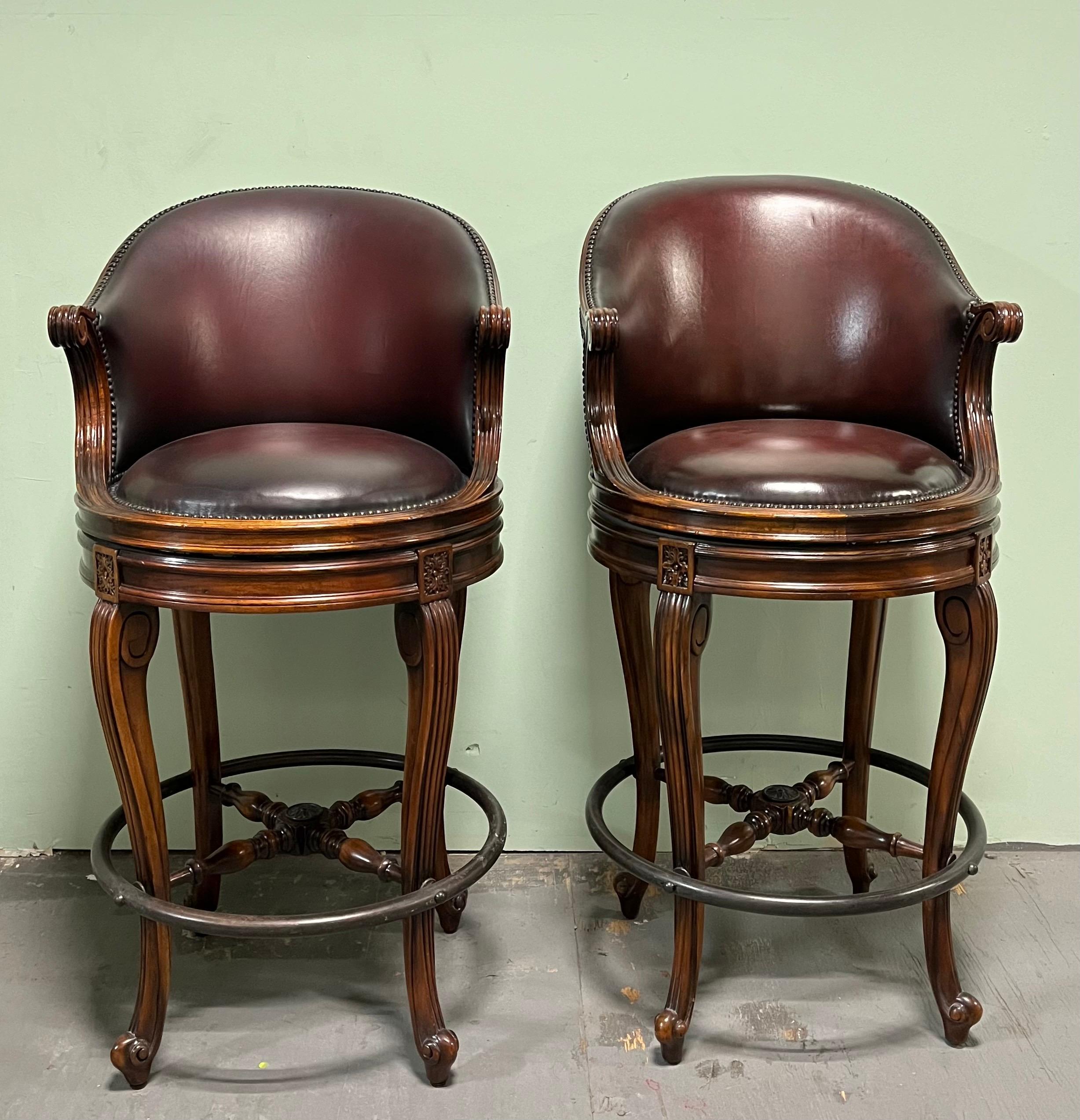 Tabourets de bar Theodore Alexander Inspiré par le style Napoléon III et Louis XV. Il est doté d'un dossier en acajou sculpté à la main, d'un rembourrage en brun/cordovan et d'une poignée en bois.  sièges rembourrés en cuir avec garniture en forme