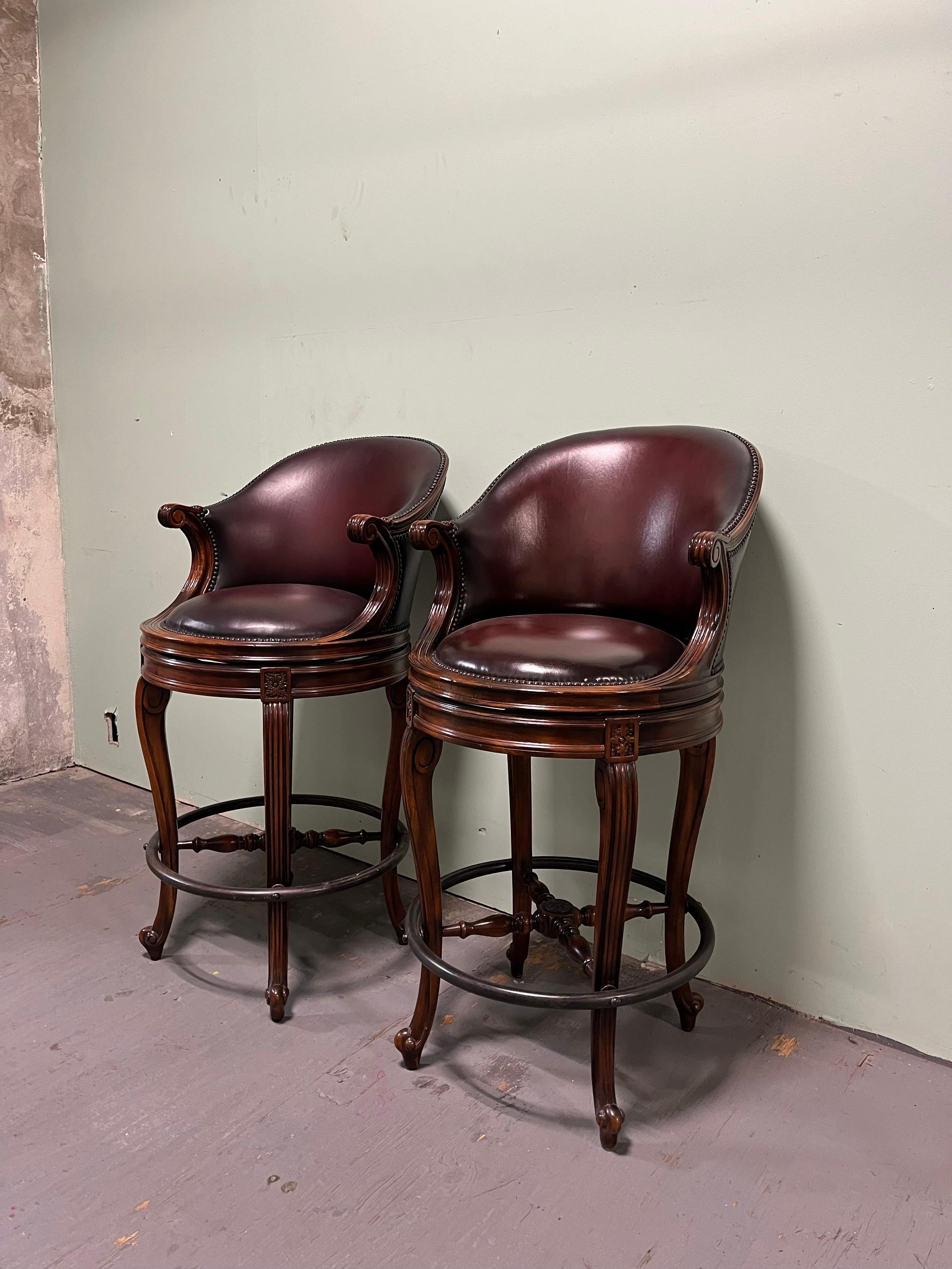 Theodore Alexander Tabourets de bar Napoleon III Acajou Dossier Scoop Cuir Brown Bon état - En vente à W Allenhurst, NJ