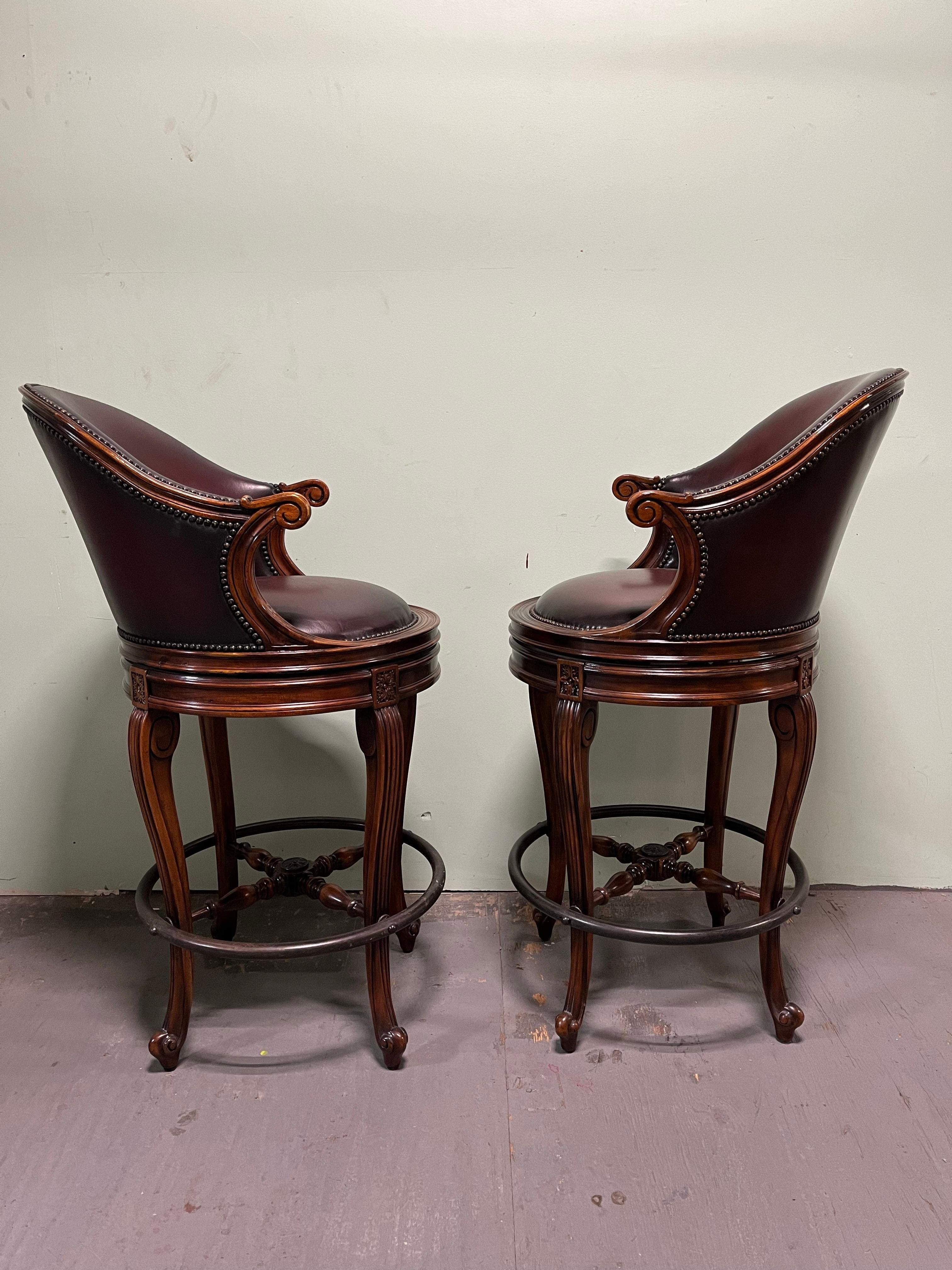 20ième siècle Theodore Alexander Tabourets de bar Napoleon III Acajou Dossier Scoop Cuir Brown en vente