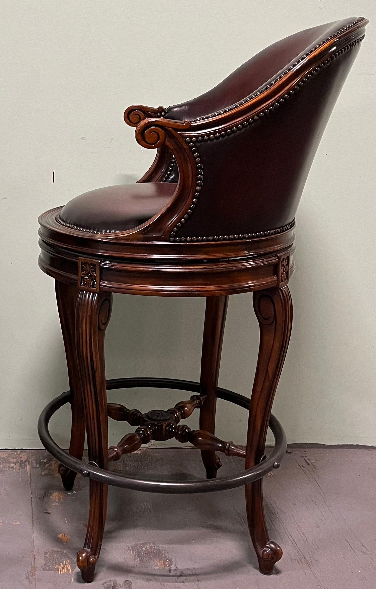 Theodore Alexander Tabourets de bar Napoleon III Acajou Dossier Scoop Cuir Brown en vente 1