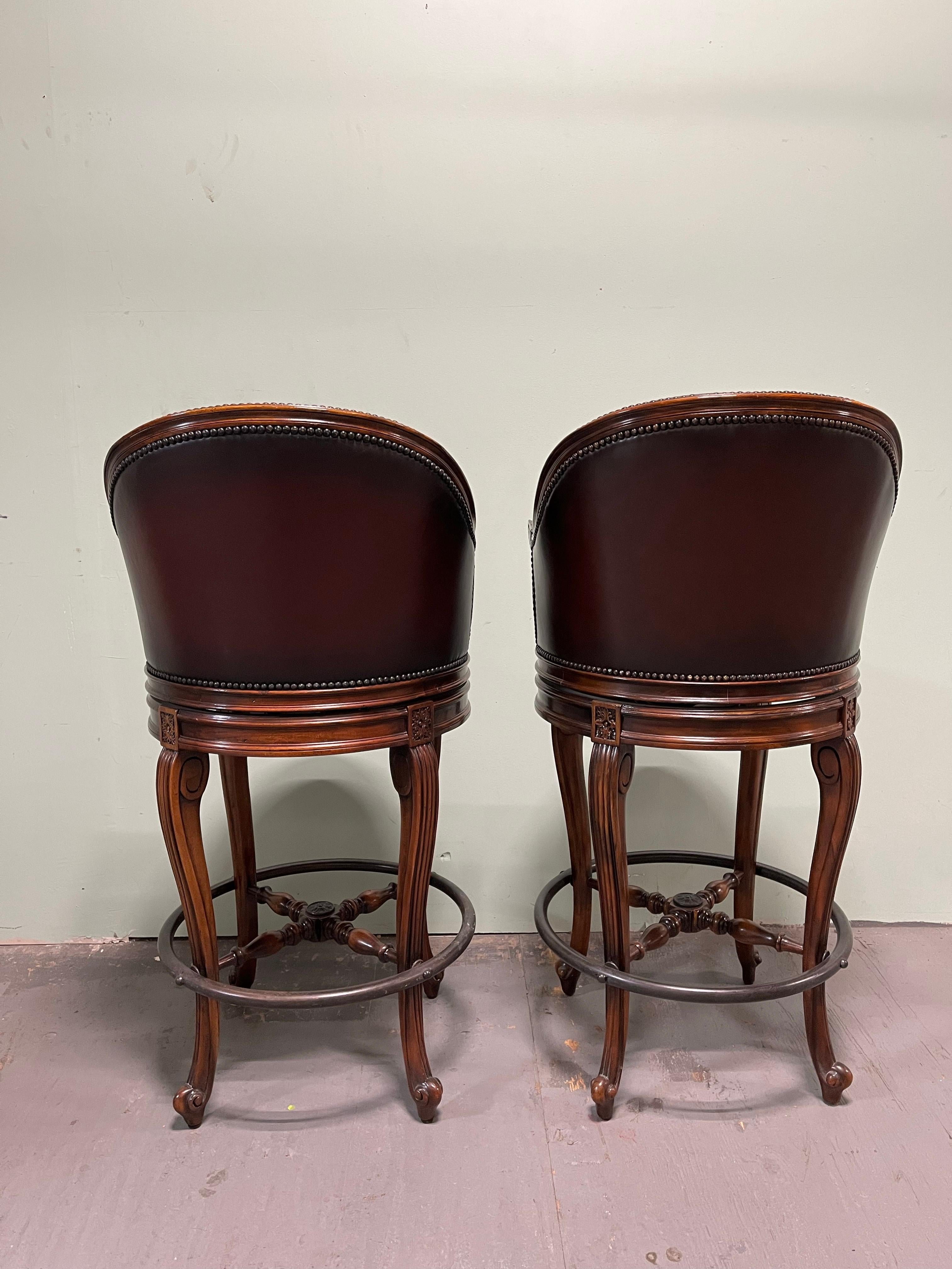 Theodore Alexander Tabourets de bar Napoleon III Acajou Dossier Scoop Cuir Brown en vente 2