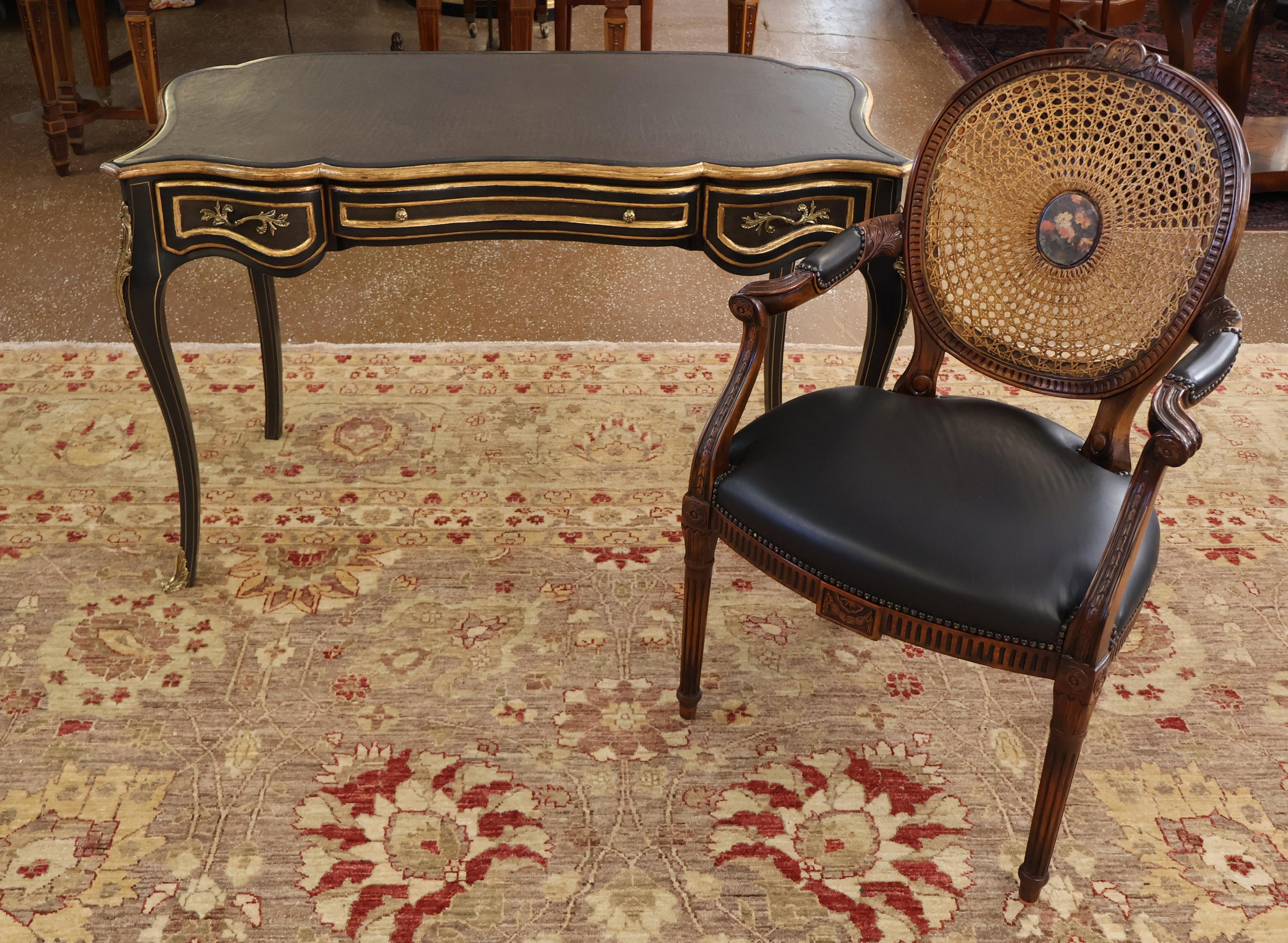 Theodore Alexander Escritorio con Silla y Tapa de Cuero Ebonizado Estilo Luis XVI

Dimensiones : Escritorio - 48