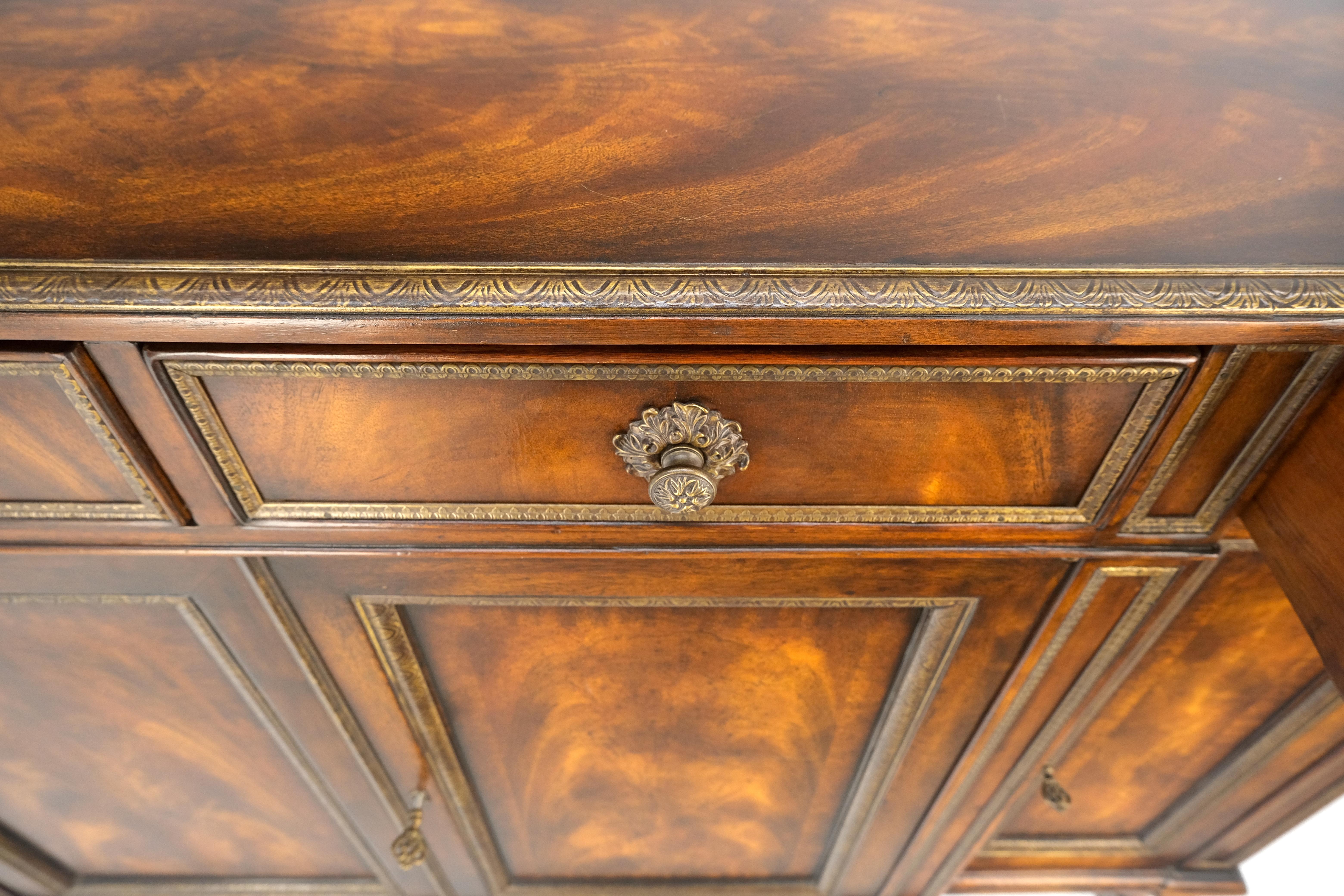 Regency Theodore Alexander Credenza Buffet Credenza Console in legno di radica Stupefacente MINT in vendita