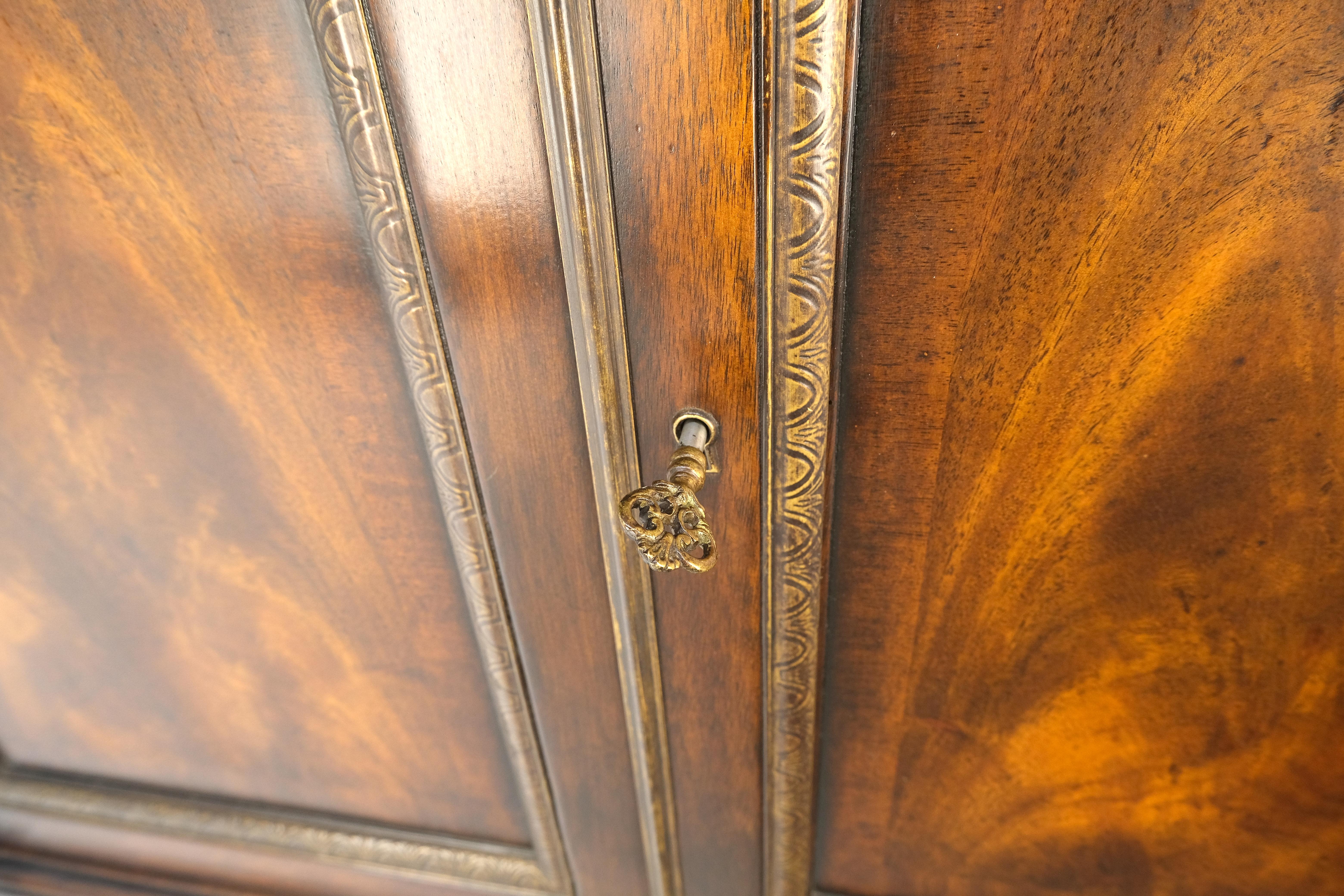 Laccato Theodore Alexander Credenza Buffet Credenza Console in legno di radica Stupefacente MINT in vendita