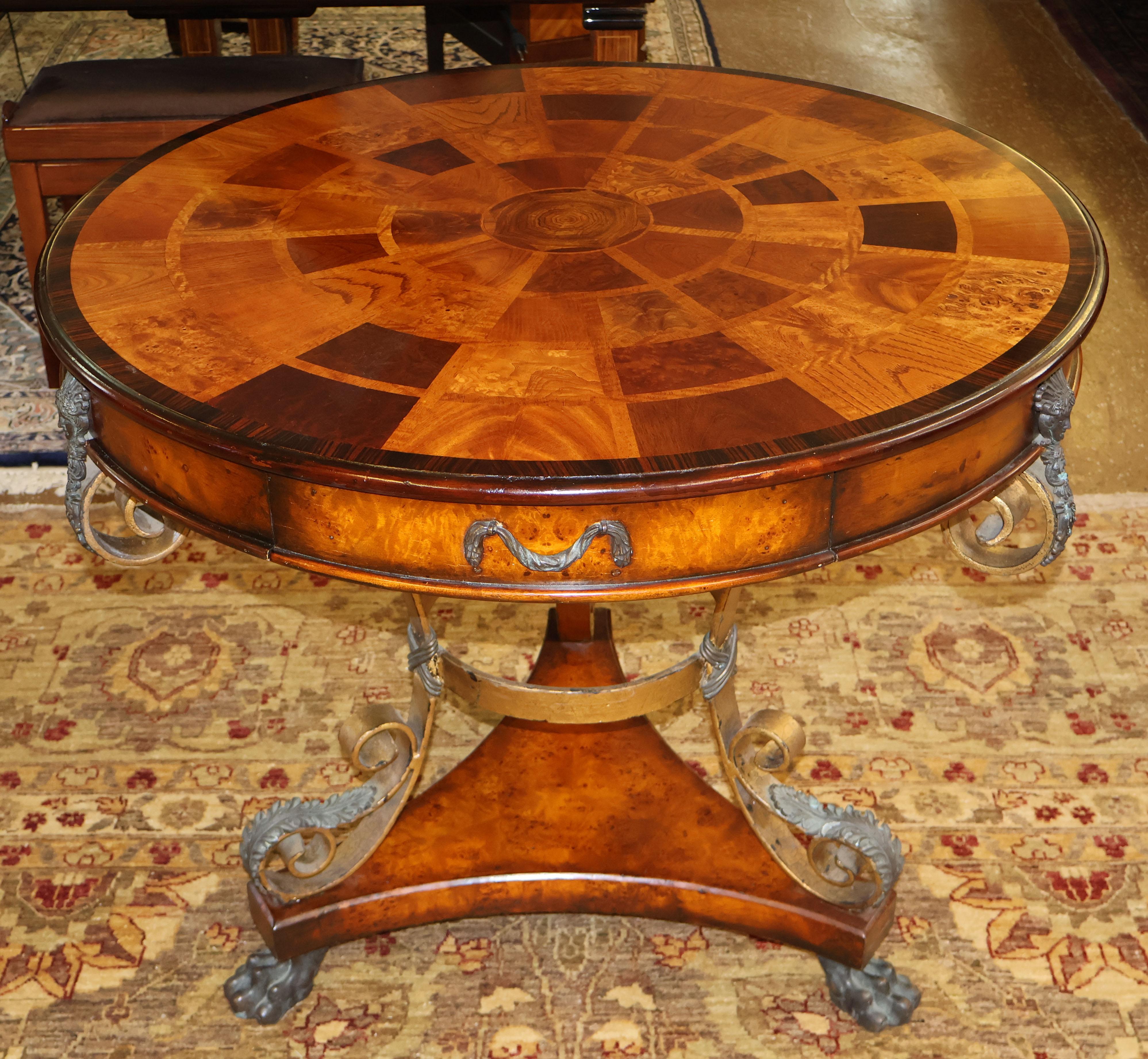 Theodore Alexander - Table centrale à tambour rond en fer caryatide et loupe de noyer incrustée

Dimensions : 31