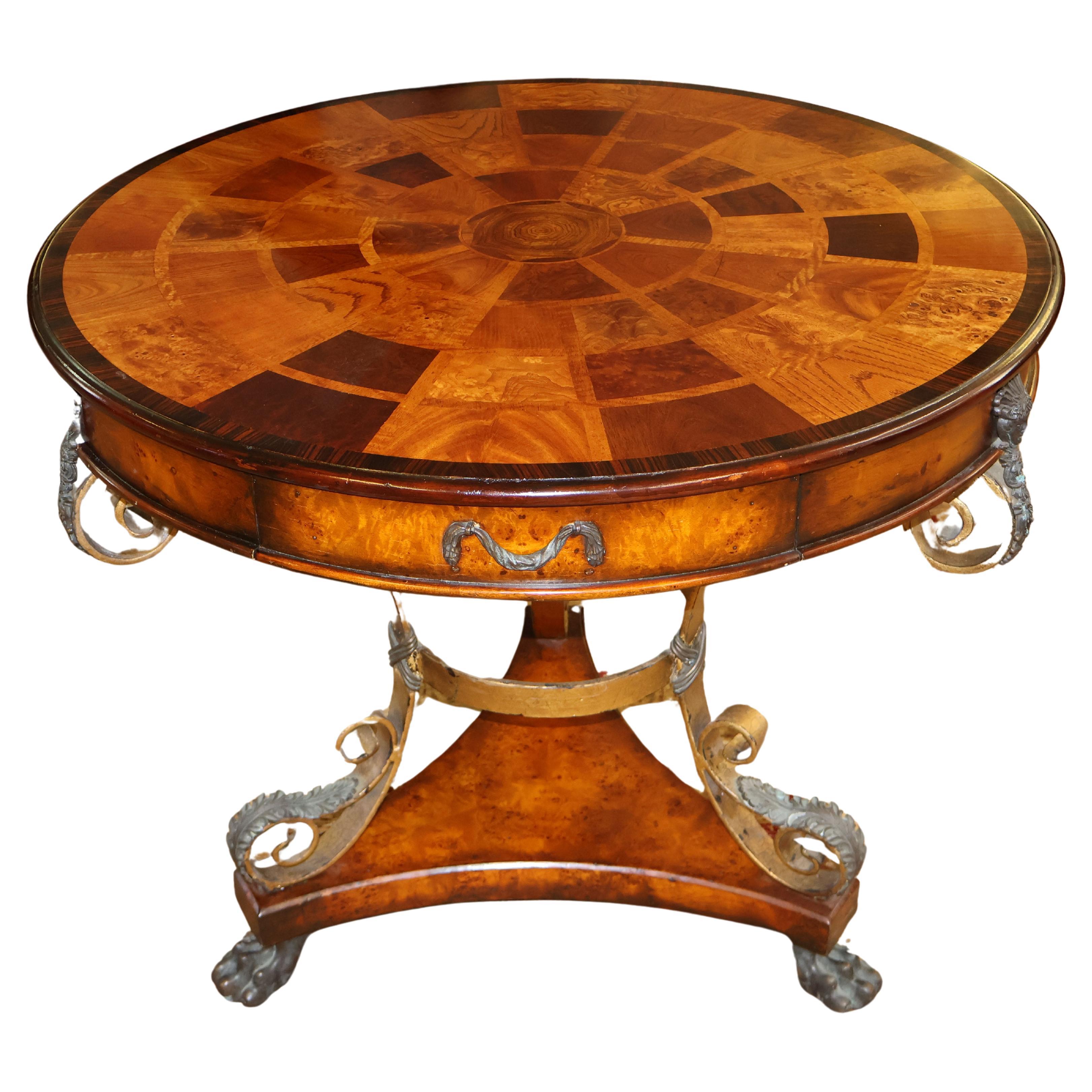 Theodore Alexander - Table centrale à tambour rond en fer caryatide et loupe de noyer incrustée en vente