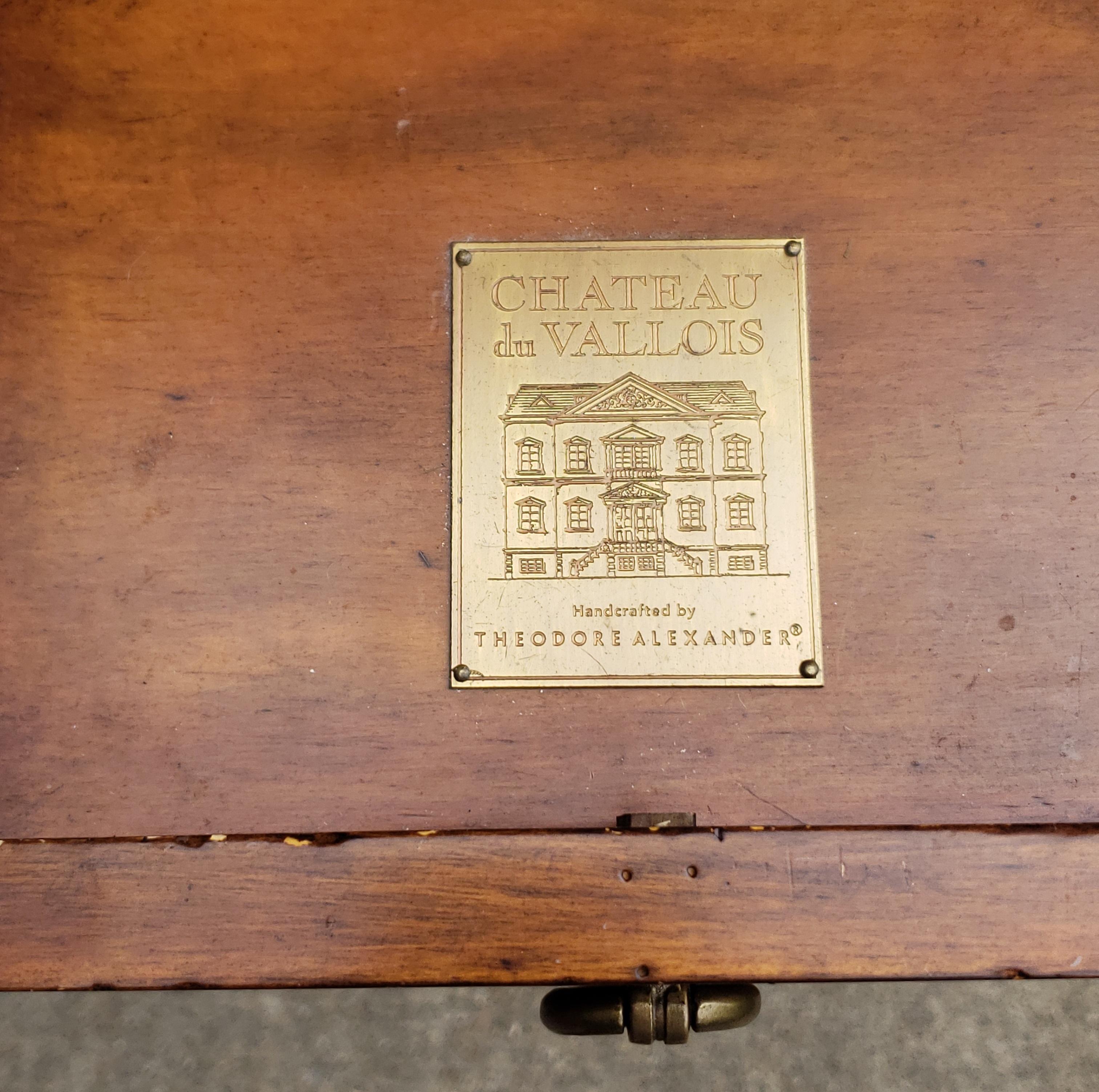 Theodore Alexander Chateaux Du Vallois Beistelltisch aus Eibenholz mit Tieren (Unbekannt) im Angebot