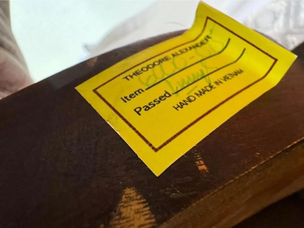Cassettiera Theodore Alexander con scrivania a scomparsa in vendita 6
