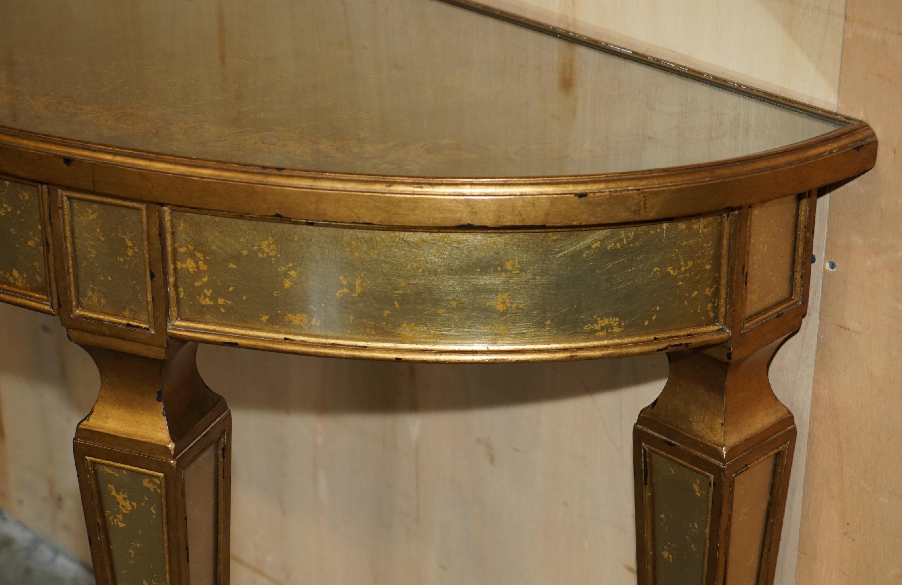 THEODORE ALEXANDER EGLOMISE MESA CONSOLA DEMILUNE VENECIANA DORADA EN GILT FiNISH en venta 2