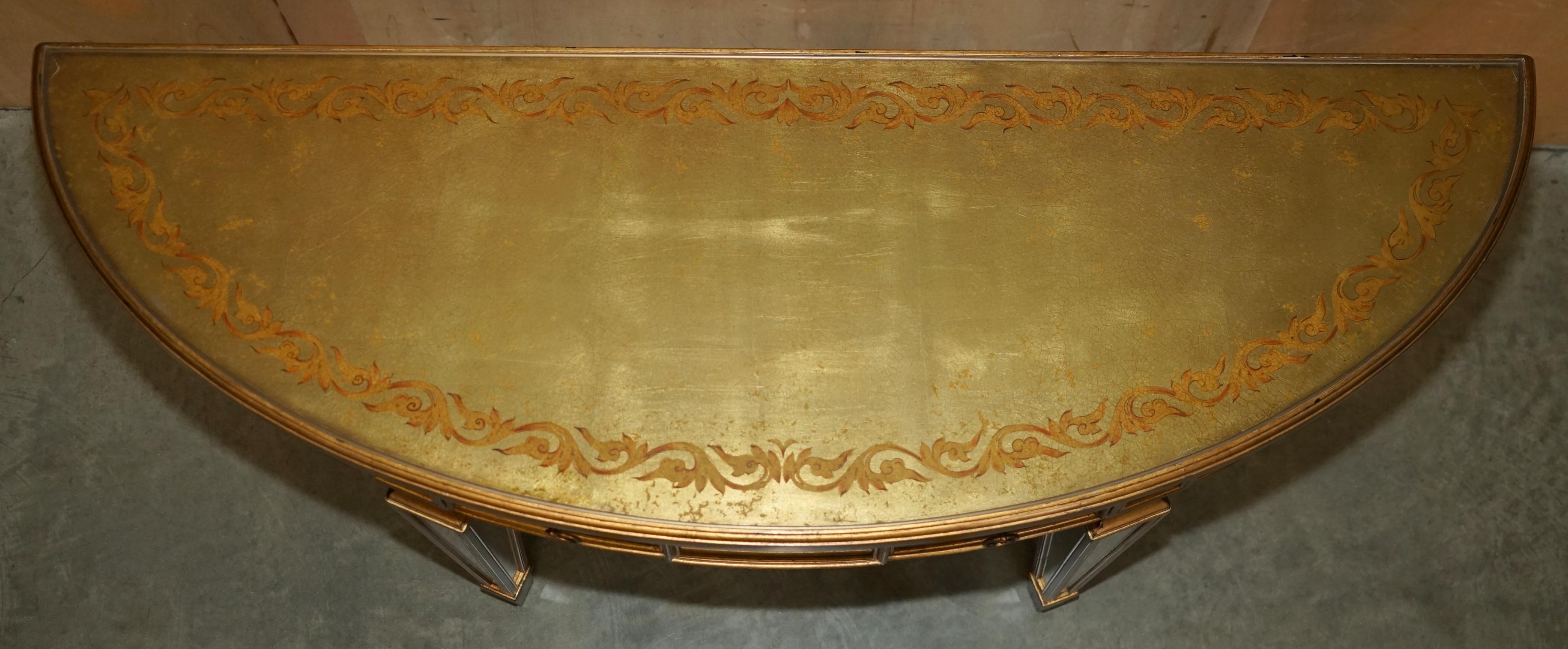 THEODORE ALEXANDER EGLOMISE MESA CONSOLA DEMILUNE VENECIANA DORADA EN GILT FiNISH en venta 3