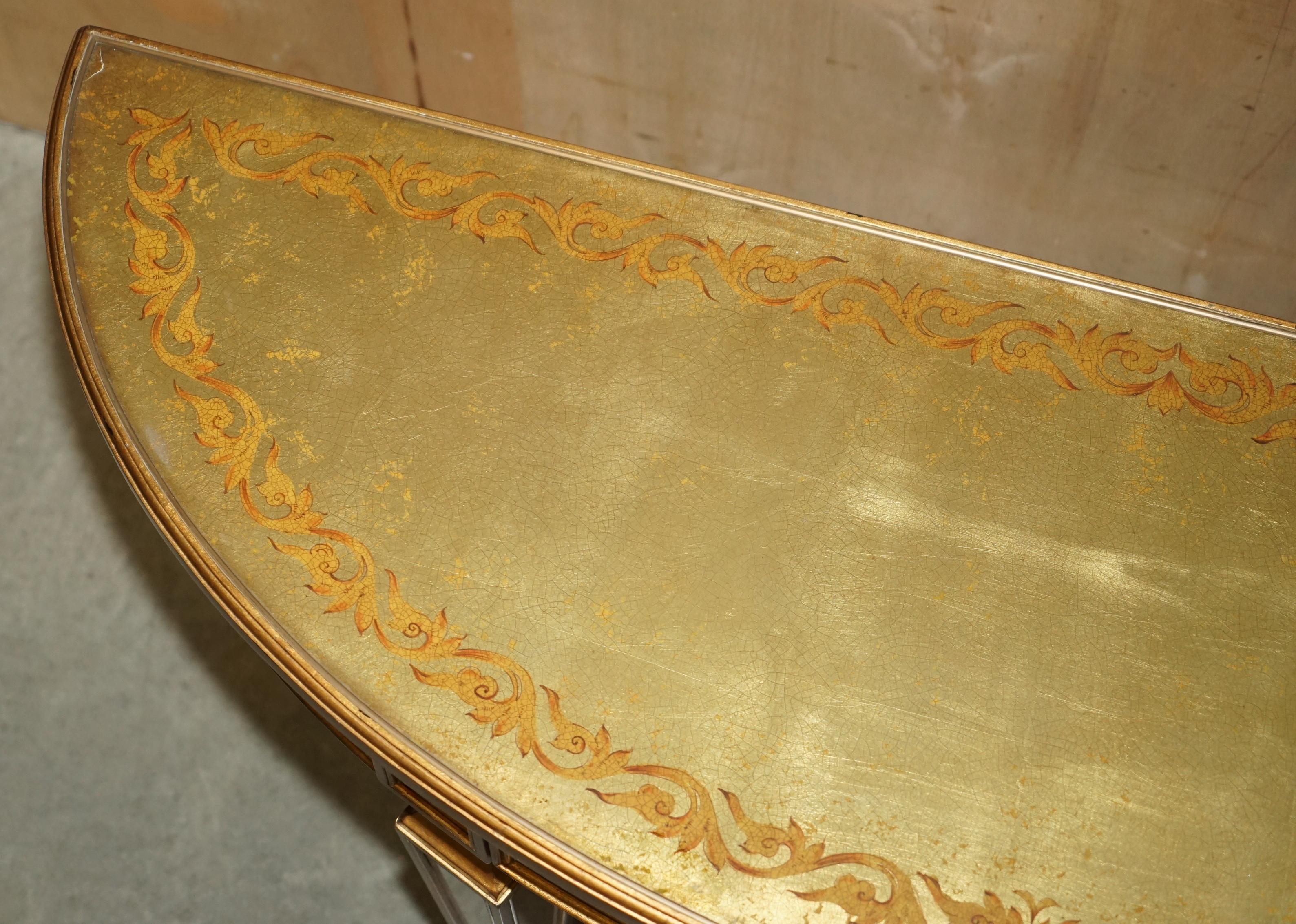 THEODORE ALEXANDER EGLOMISE MESA CONSOLA DEMILUNE VENECIANA DORADA EN GILT FiNISH en venta 4