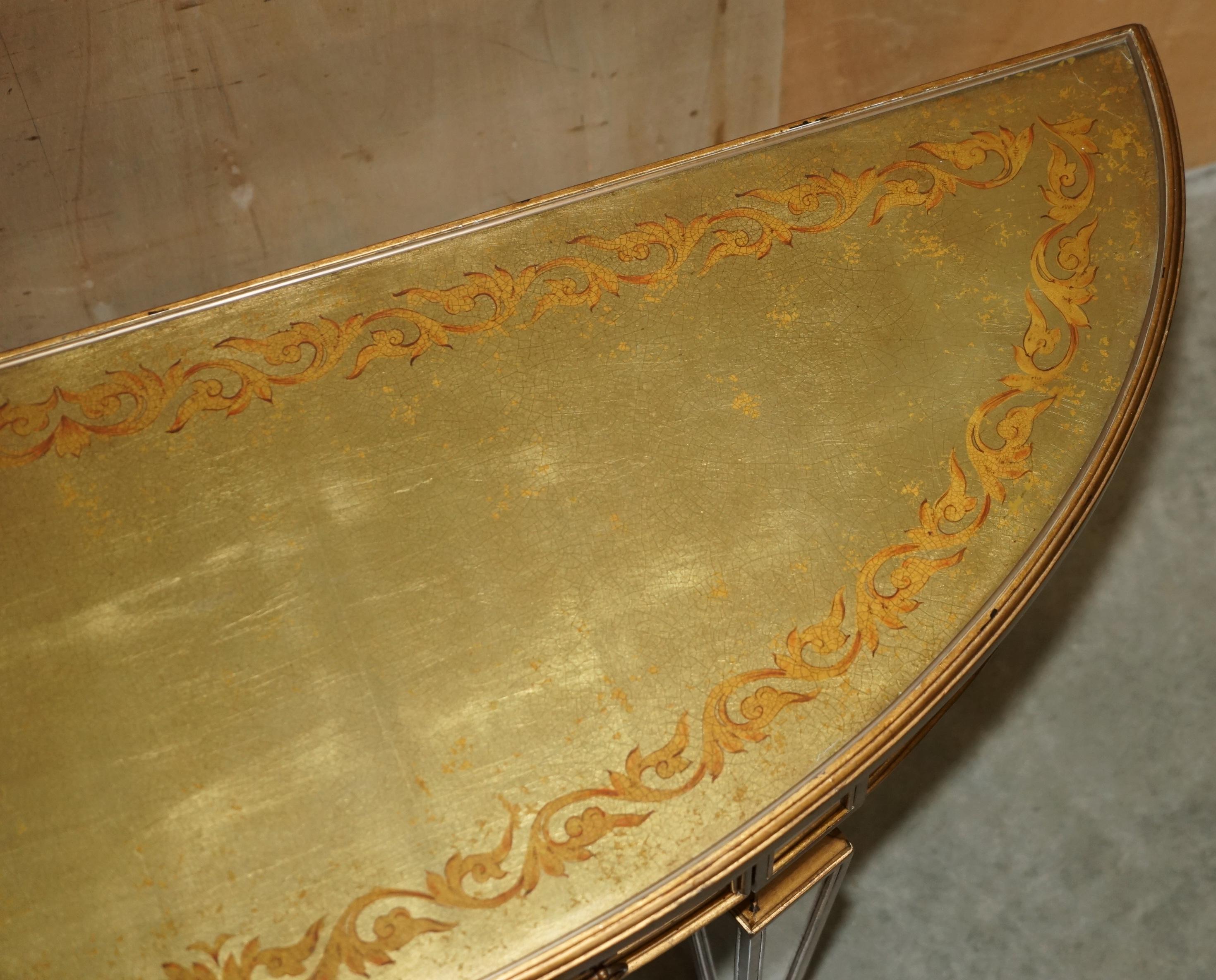 THEODORE ALEXANDER EGLOMISE MESA CONSOLA DEMILUNE VENECIANA DORADA EN GILT FiNISH en venta 5