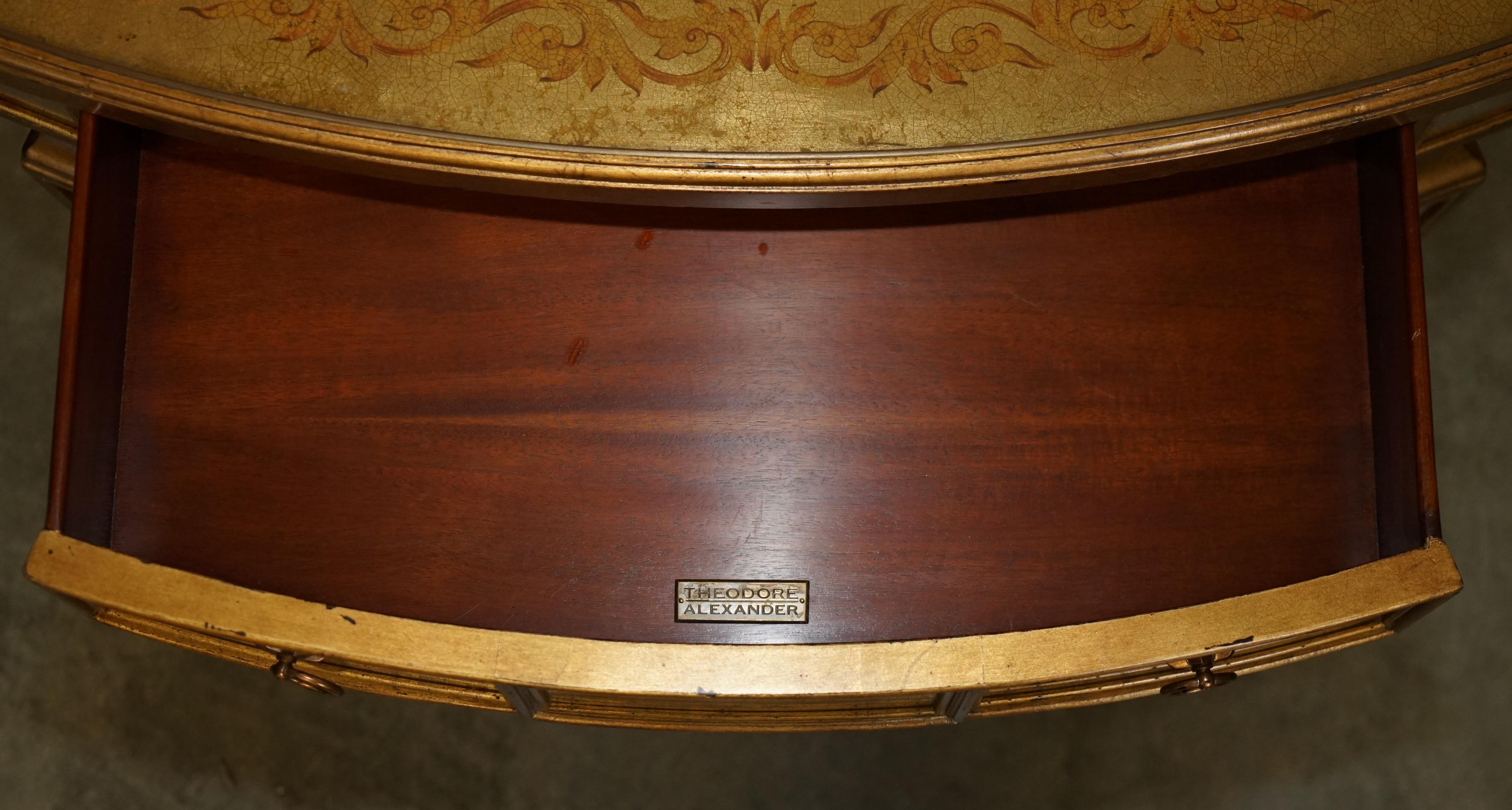 THEODORE ALEXANDER EGLOMISE MESA CONSOLA DEMILUNE VENECIANA DORADA EN GILT FiNISH en venta 6
