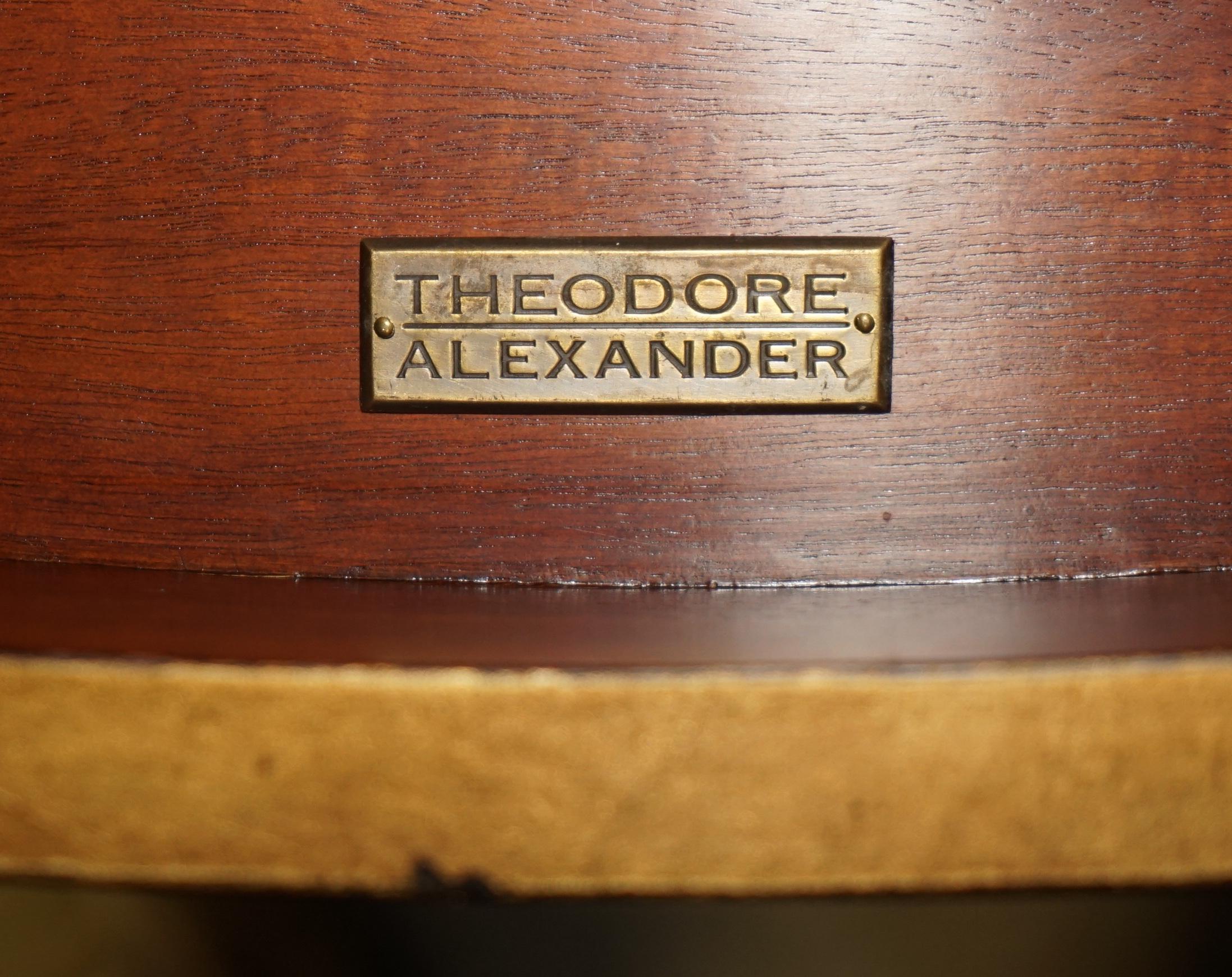 THEODORE ALEXANDER EGLOMISE MESA CONSOLA DEMILUNE VENECIANA DORADA EN GILT FiNISH en venta 7