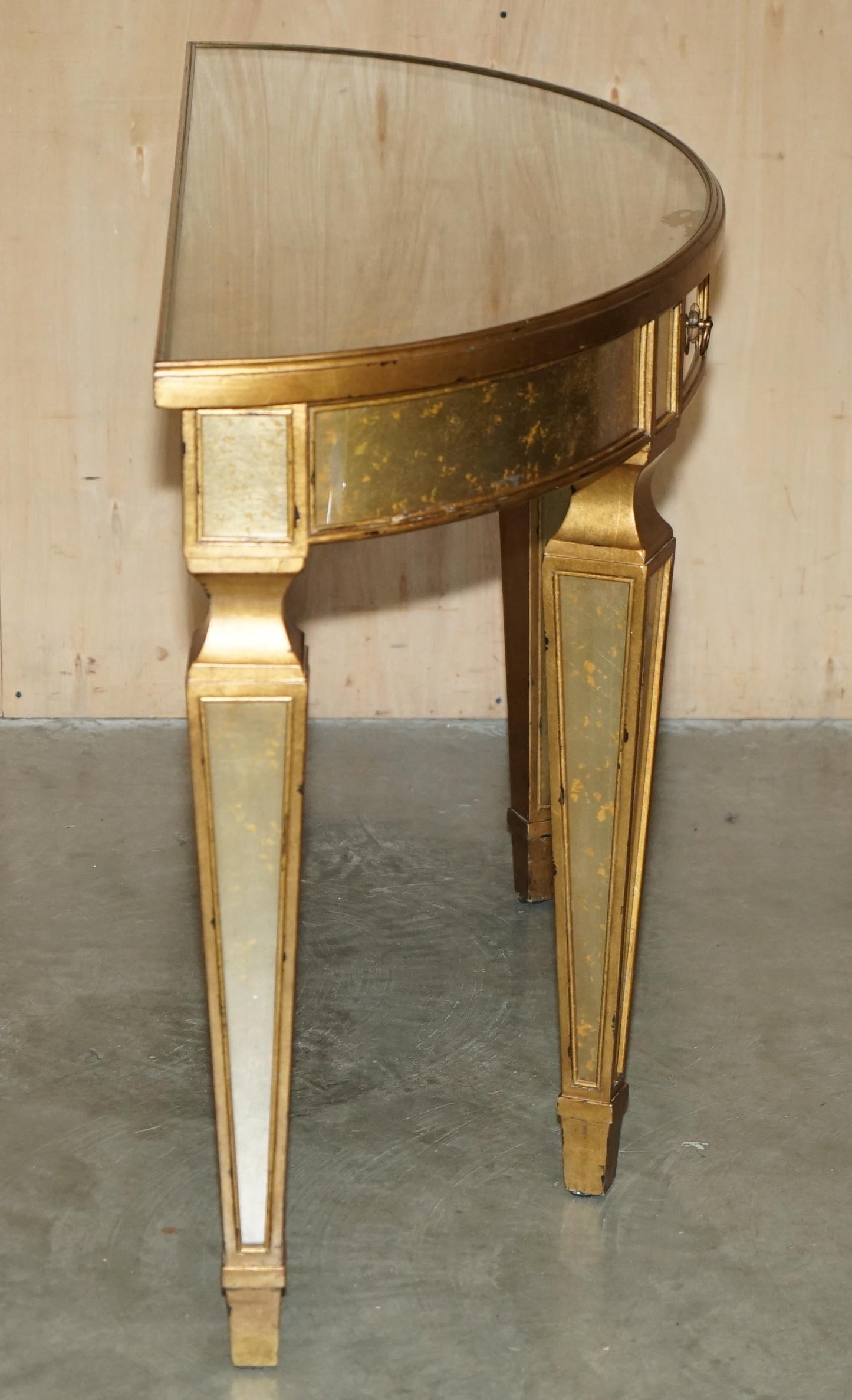 THEODORE ALEXANDER EGLOMISE MESA CONSOLA DEMILUNE VENECIANA DORADA EN GILT FiNISH en venta 8