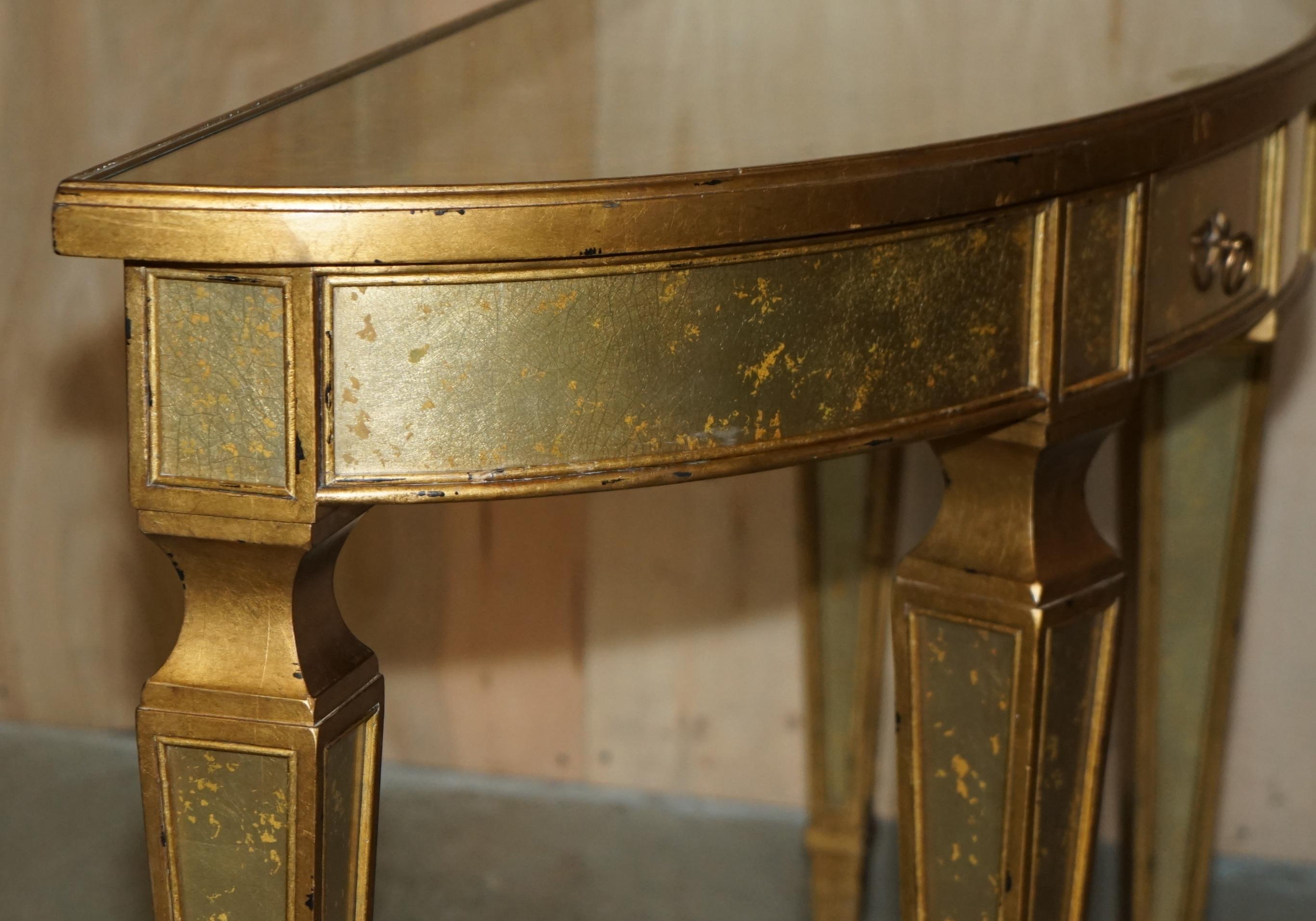 THEODORE ALEXANDER EGLOMISE MESA CONSOLA DEMILUNE VENECIANA DORADA EN GILT FiNISH en venta 9