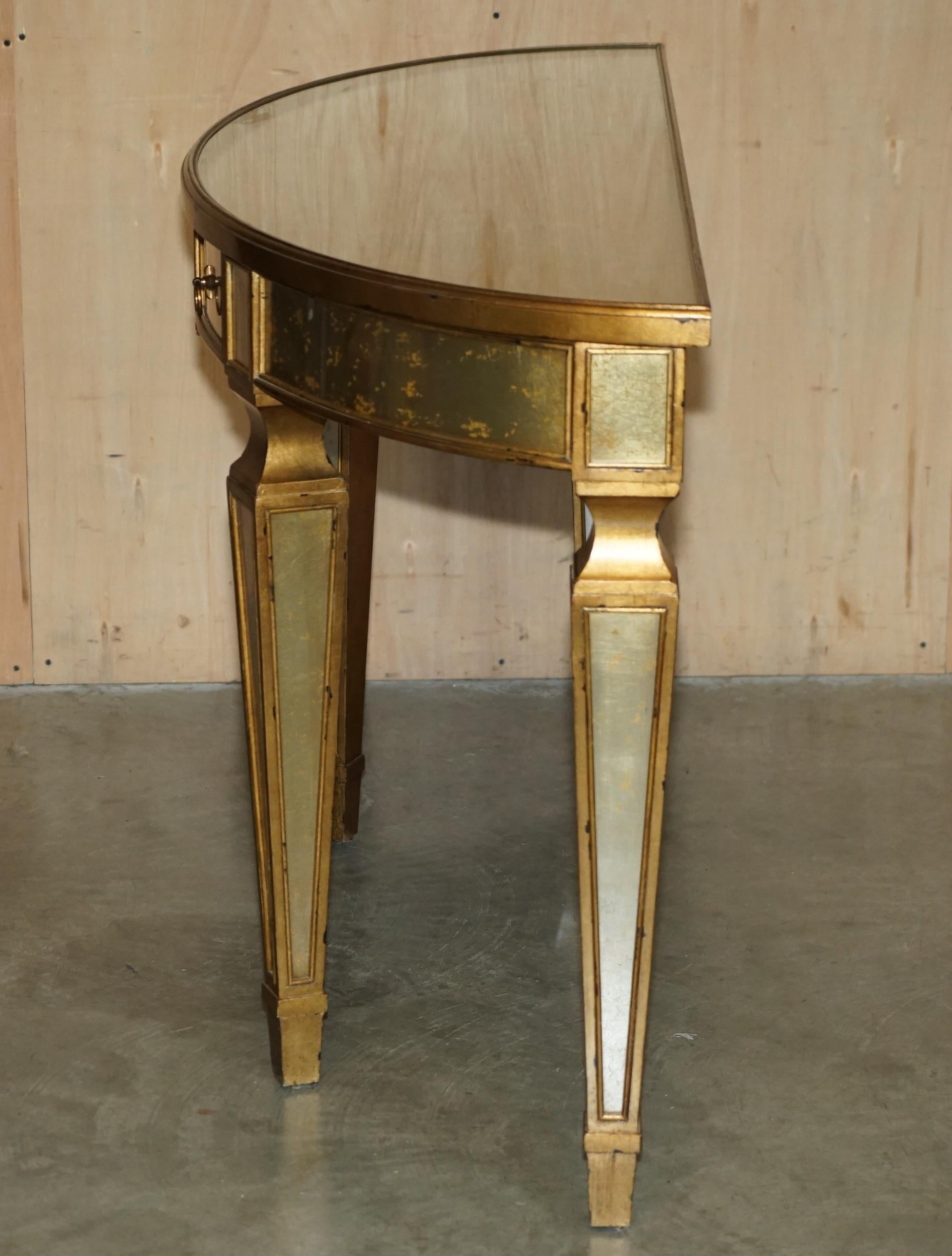 THEODORE ALEXANDER EGLOMISE MESA CONSOLA DEMILUNE VENECIANA DORADA EN GILT FiNISH en venta 11